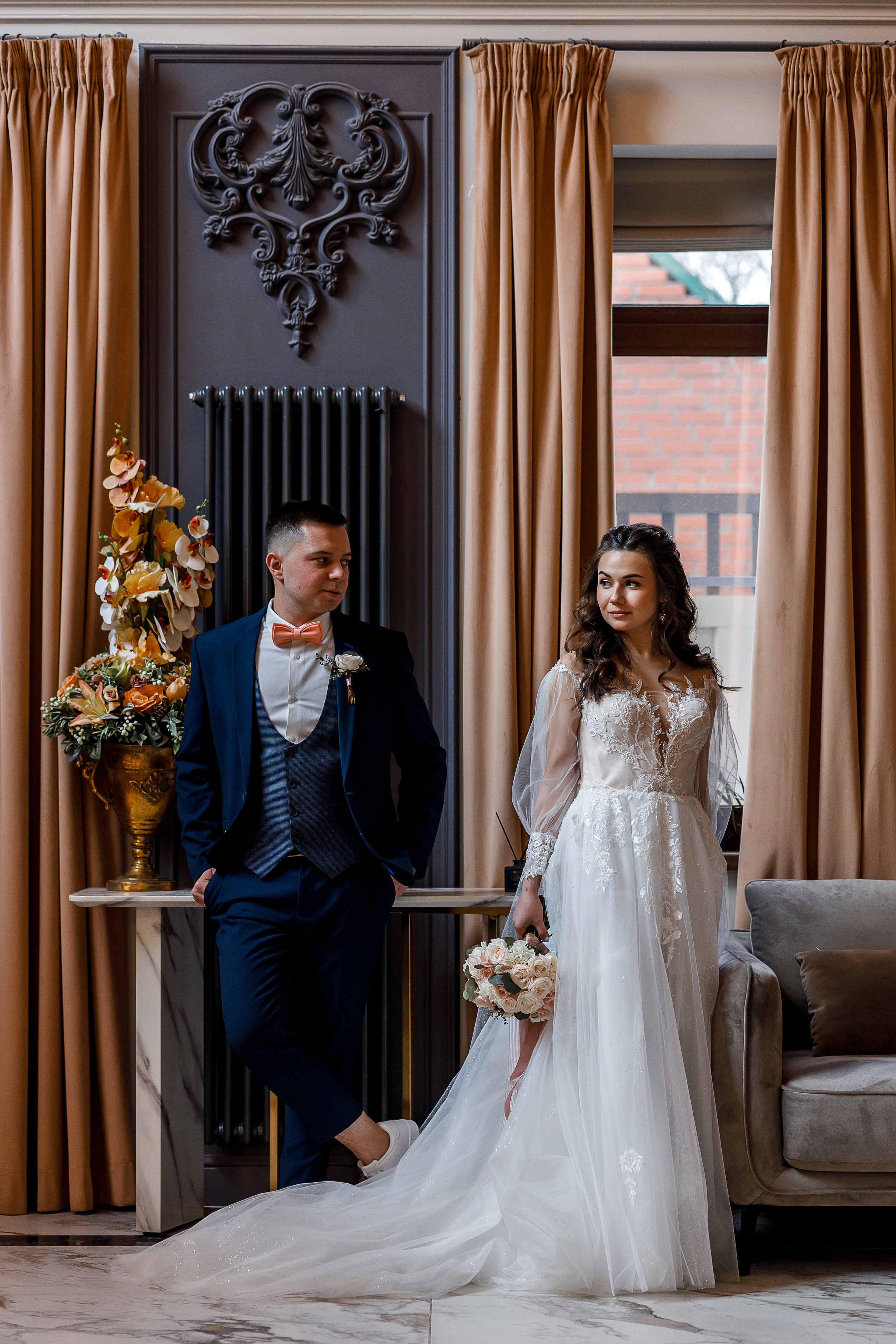 Романтическое утро невесты в отеле. Олег Сверчков | Свадебный фотограф Вологда