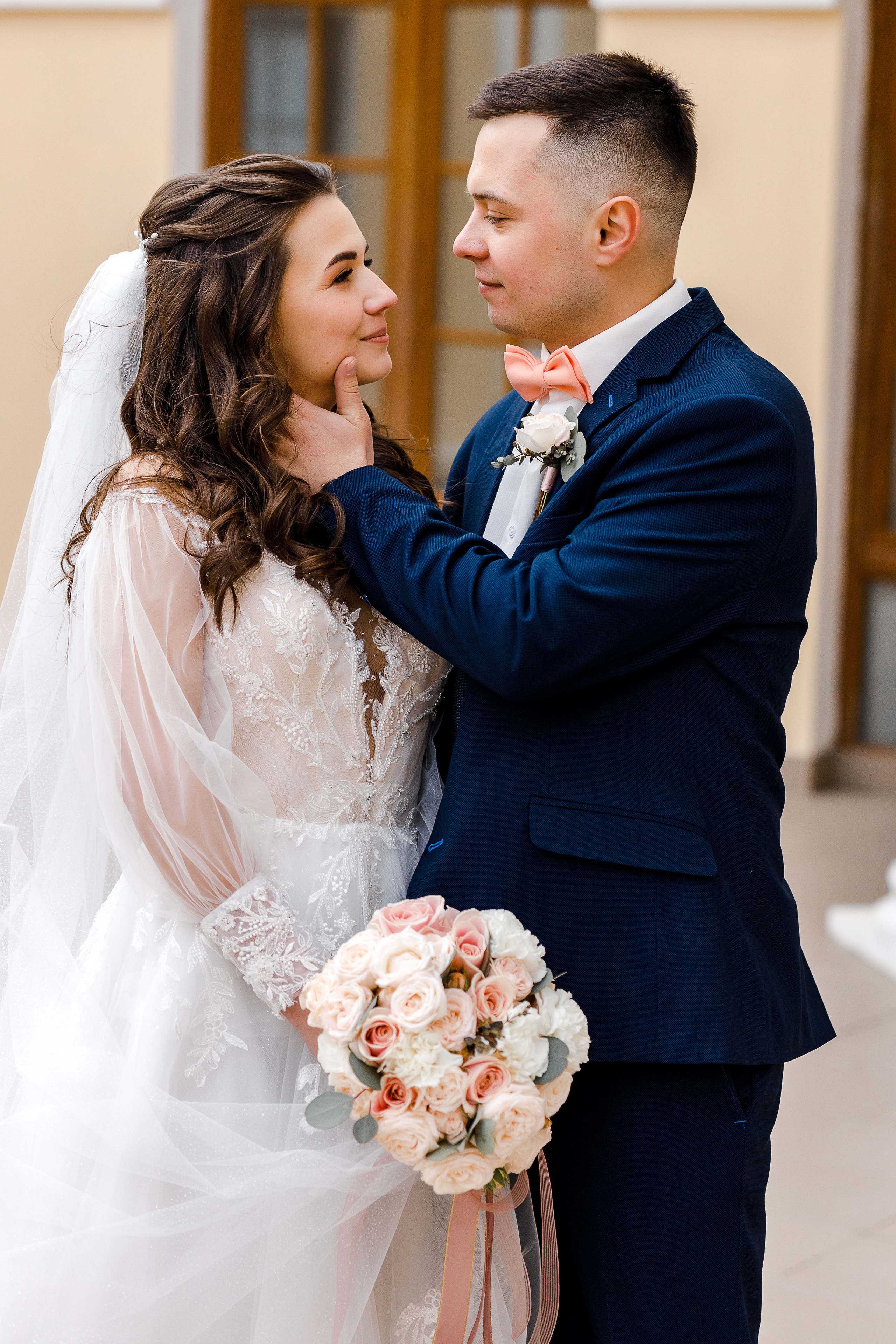 Романтическое утро невесты в отеле. Олег Сверчков | Свадебный фотограф Вологда