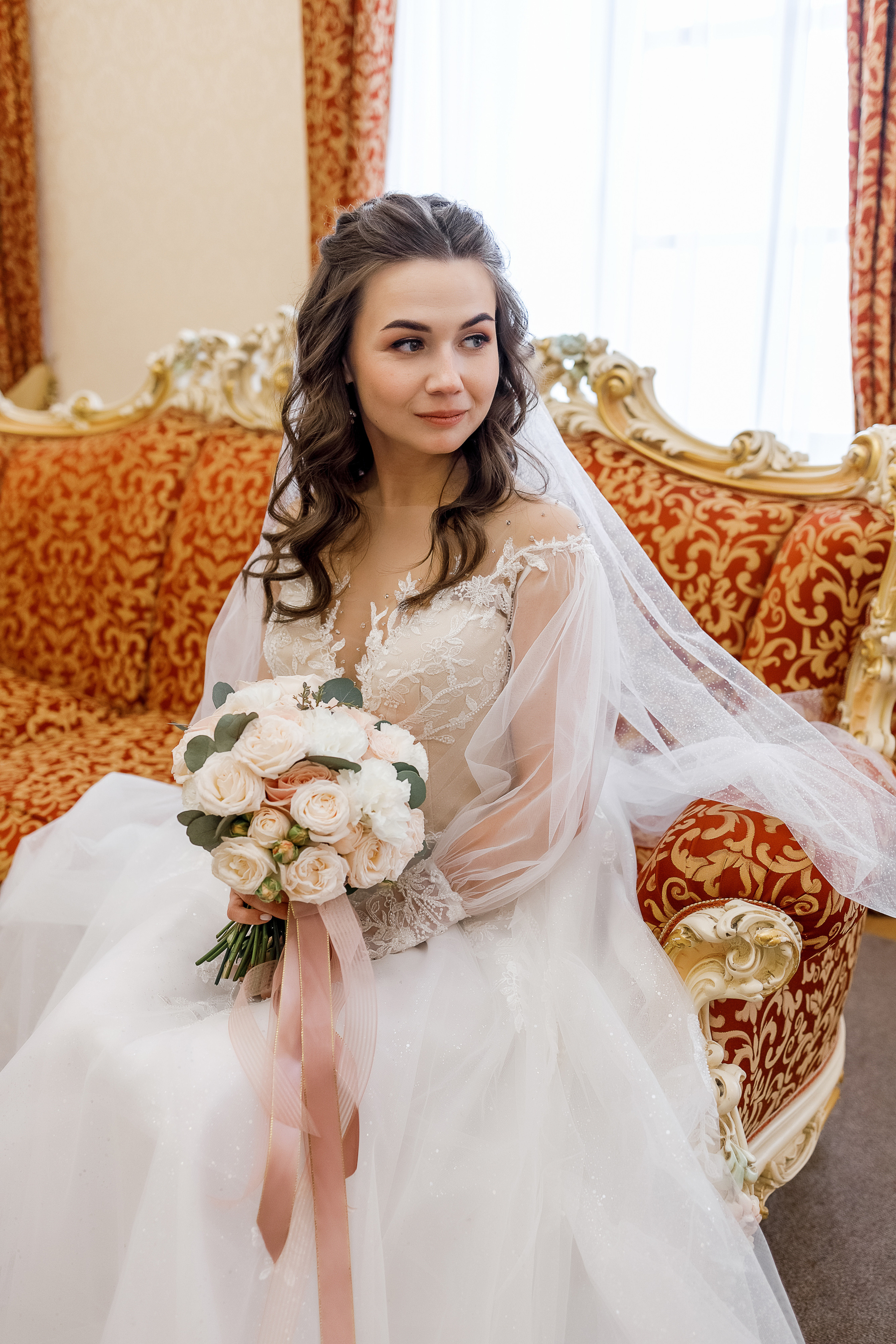 Романтическое утро невесты в отеле. Олег Сверчков | Свадебный фотограф Вологда