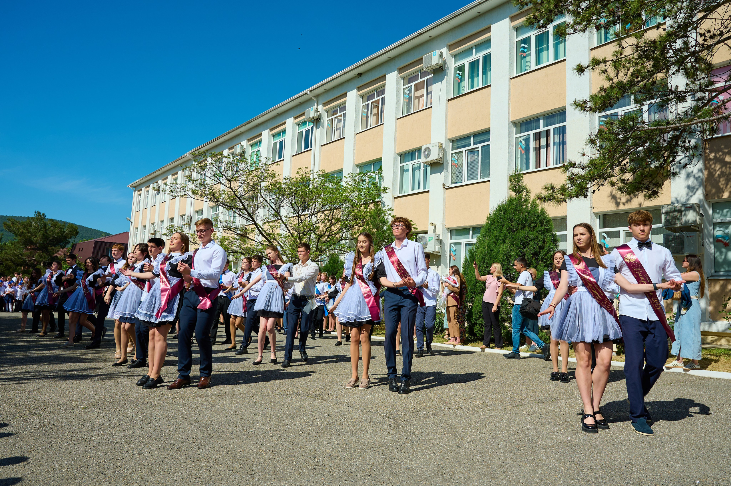 Последний звонок 2025. Жизнь курорта Кабардинка в фотографиях