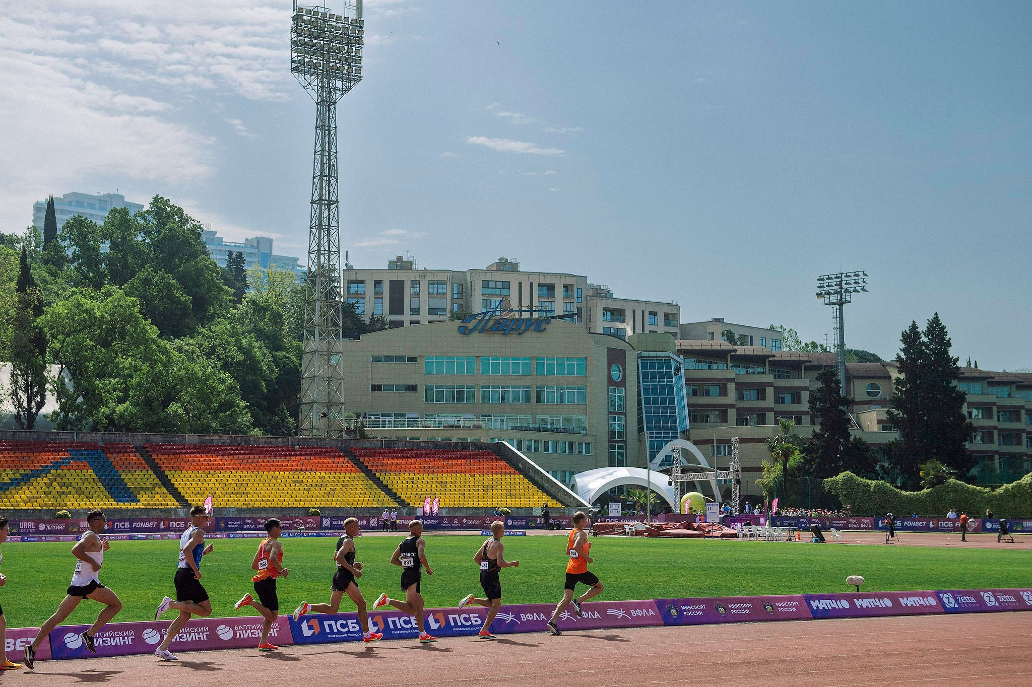 Забег на 5000 метров на стадионе в Сочи