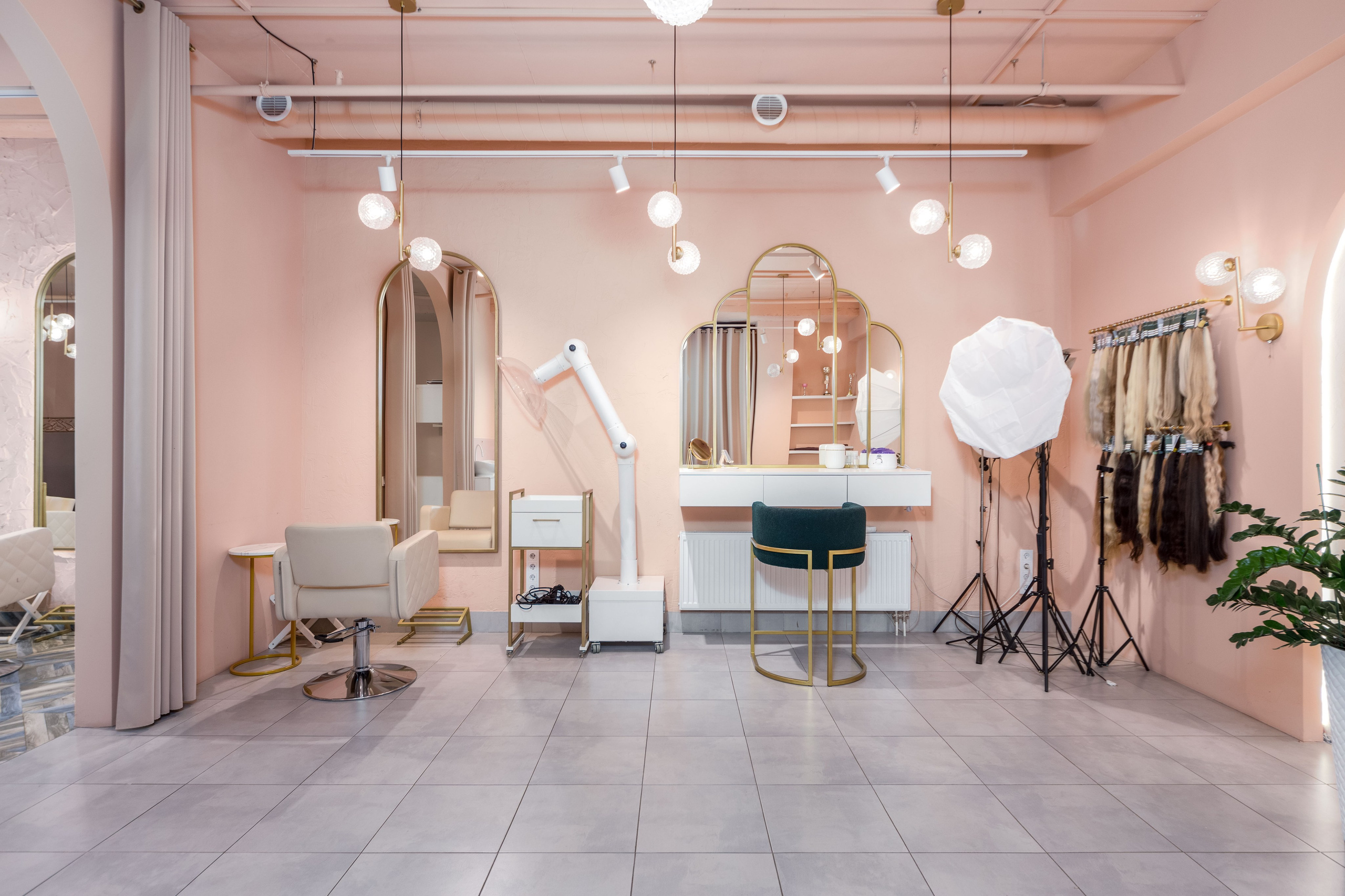 Фото интерьера рабочей зоны мастеров в салоне красоты Hair Lab