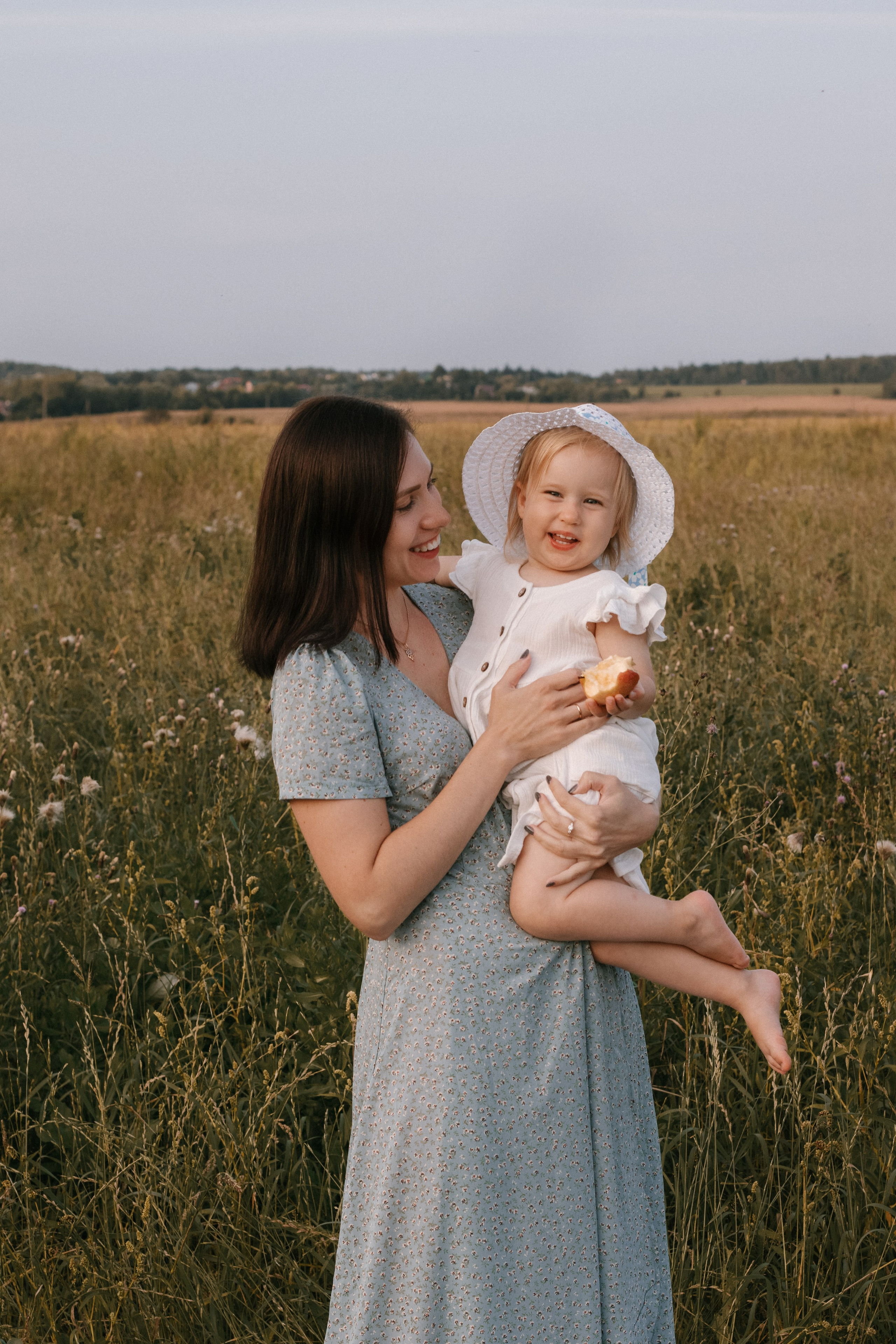 Семейная фотосессия в поле. Портретный фотограф Москва