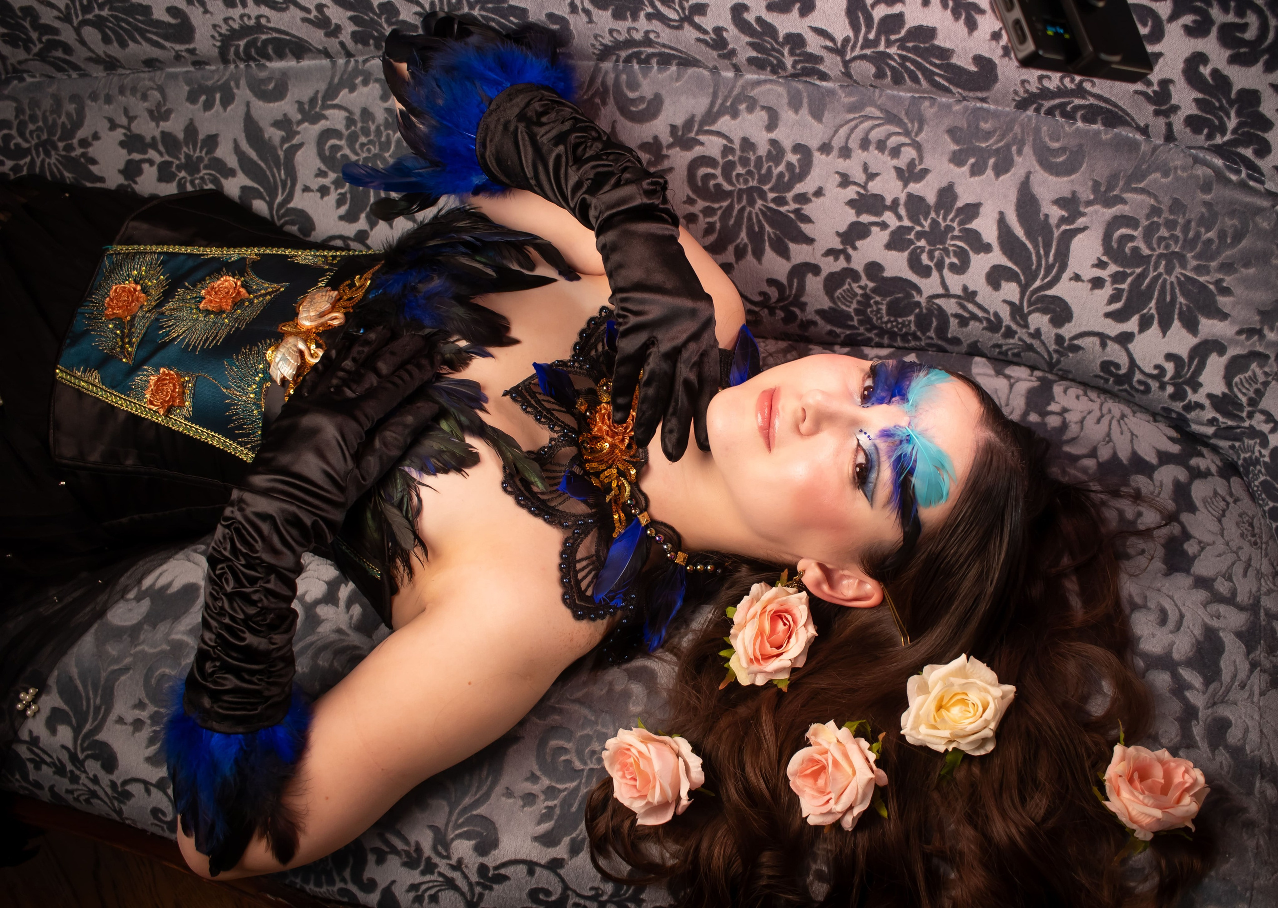 творческая фотосессия девушки с цветами интерьерная студия