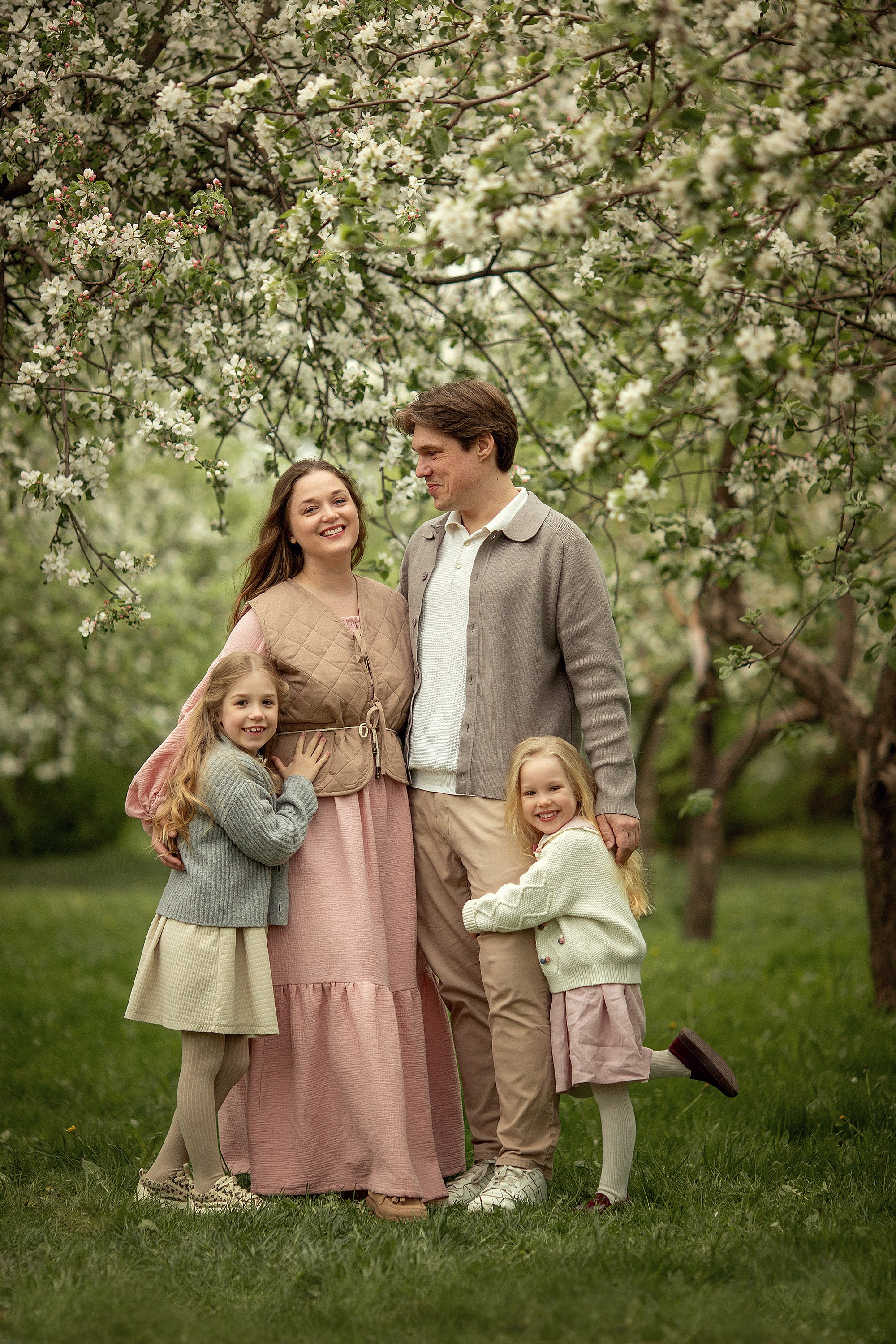 Искренняя семейная фотоистория в цветущем саду. Tatyana Nadezhdina Family photographer