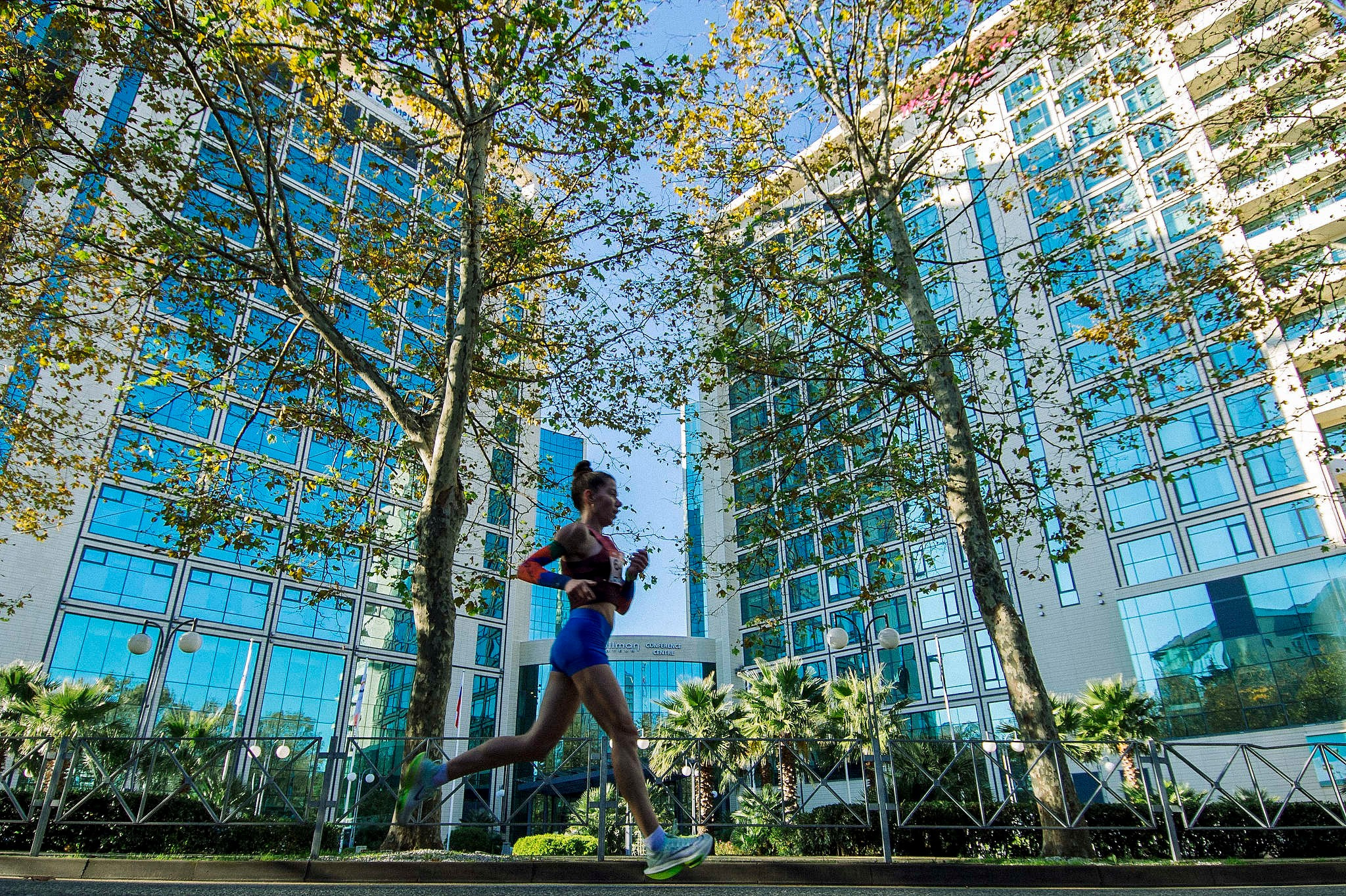 Девушка бежит в Сочи напротив отеля Pullman