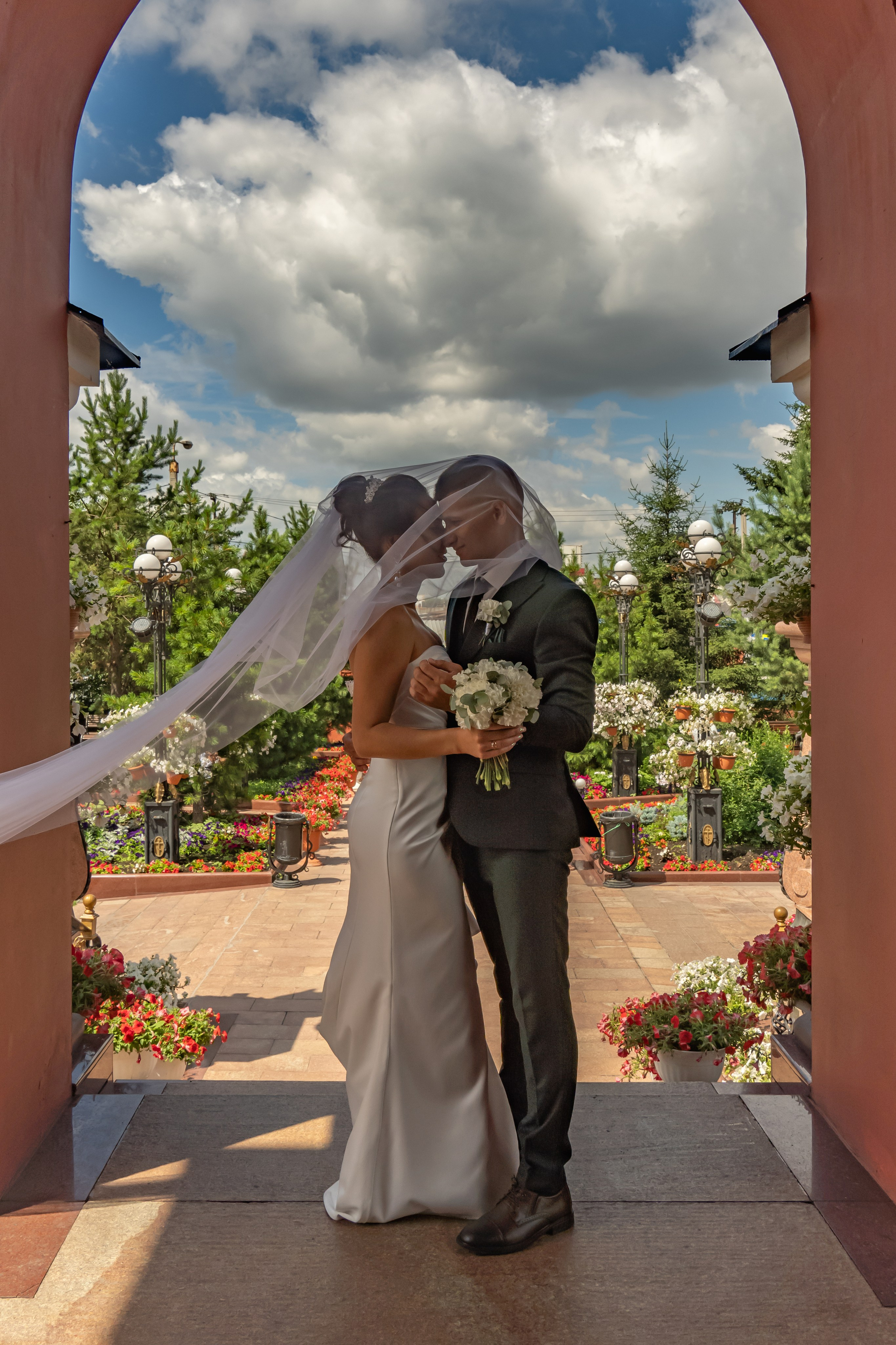 Занимаюсь профессиональной фотографией и живу рядом с Байкалом. Работаю в разных жанрах