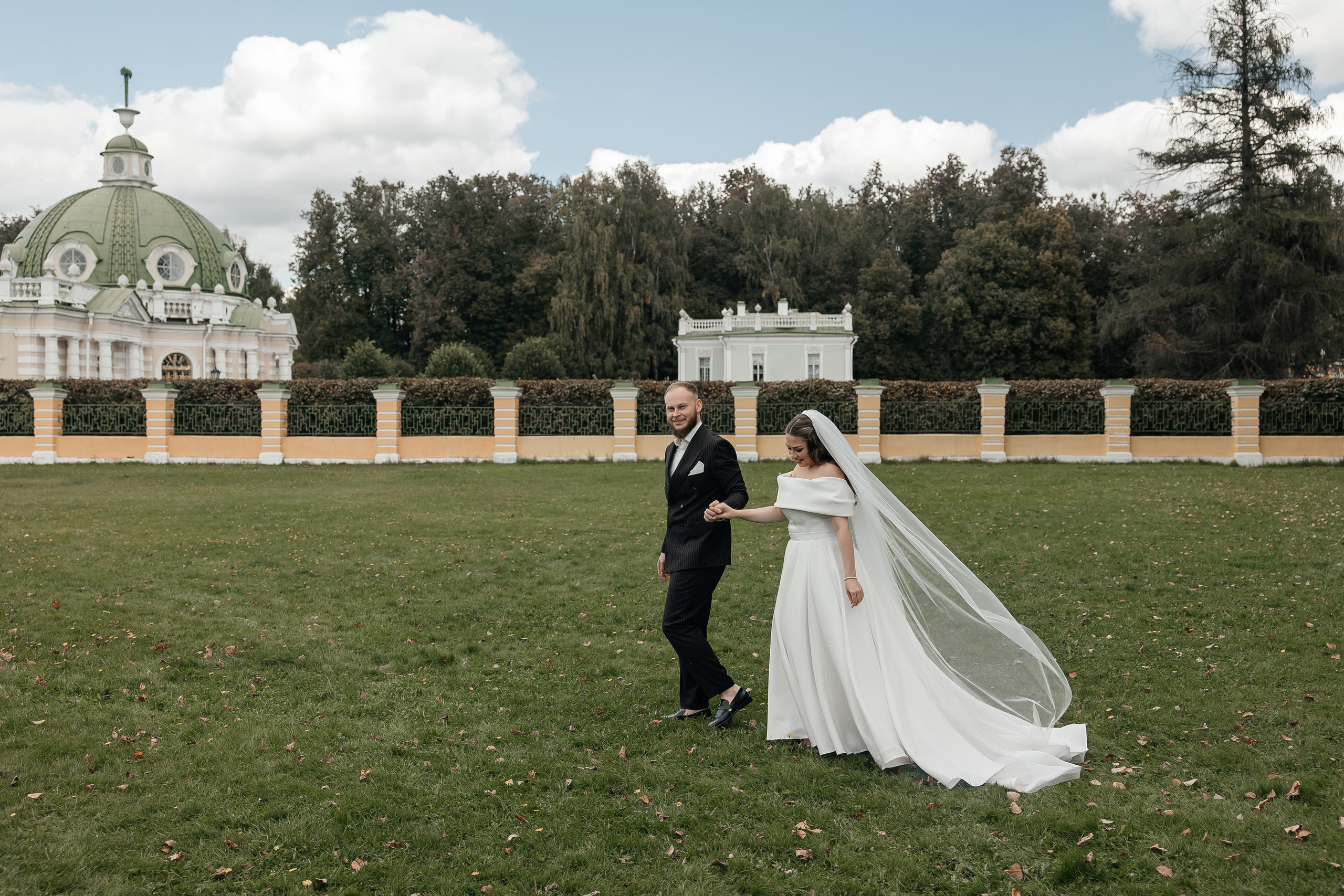 Свадебная фотосессия в Усадьбе Кусково. Свадебный фотограф в Москве Дарья Олендарёва
