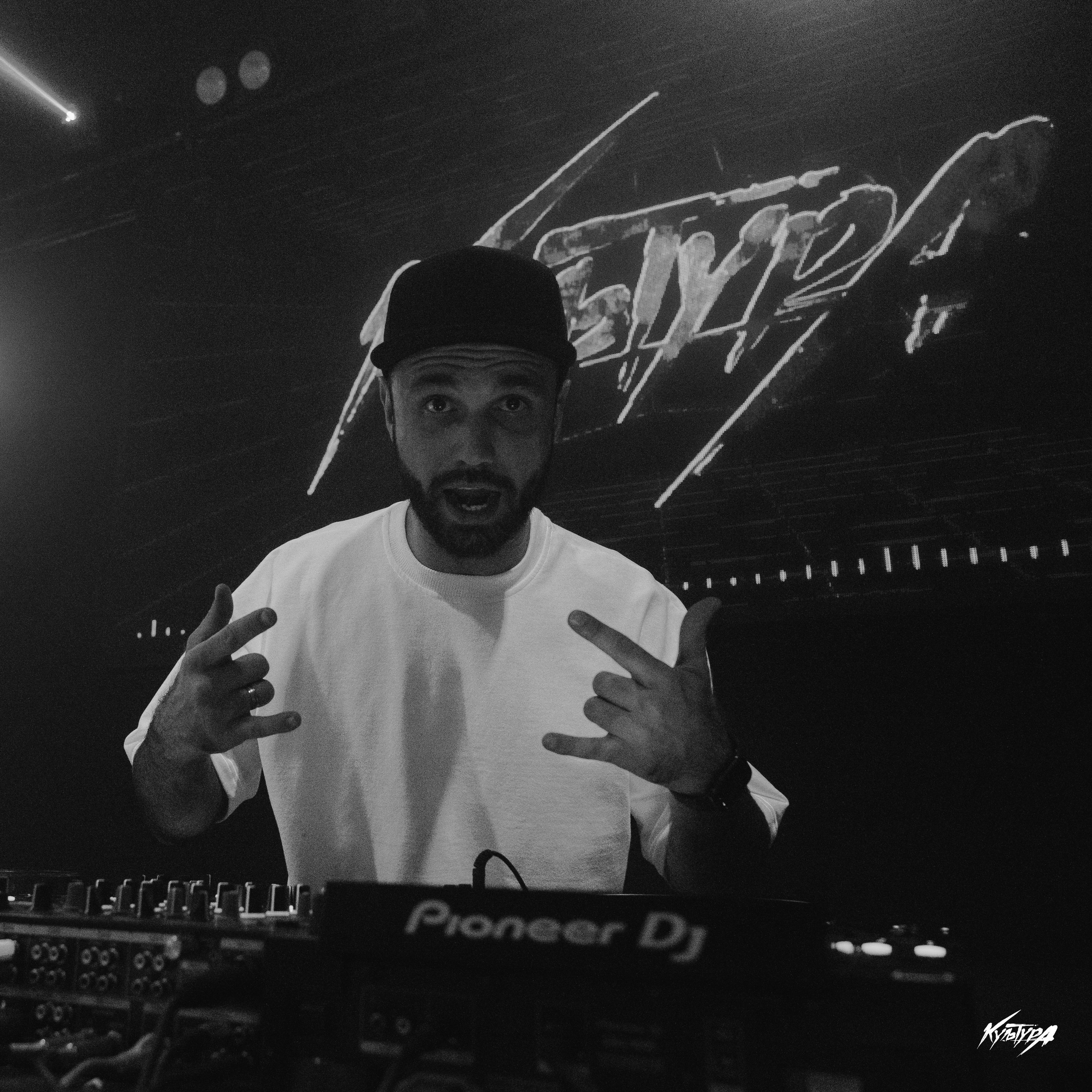 Фотосъемка в ночном клубе Петропавловска-Камчатского. Репортажная съемка вечеринки в клубе Петропавловска-Камчатского. Профессиональная съемка ночных клубов в Петропавловске-Камчатском. Яркие эмоции и живая атмосфера ночного клуба на фото в Петропавловске-Камчатском. Стоимость репортажной съемки в ночном клубе Петропавловска-Камчатского.