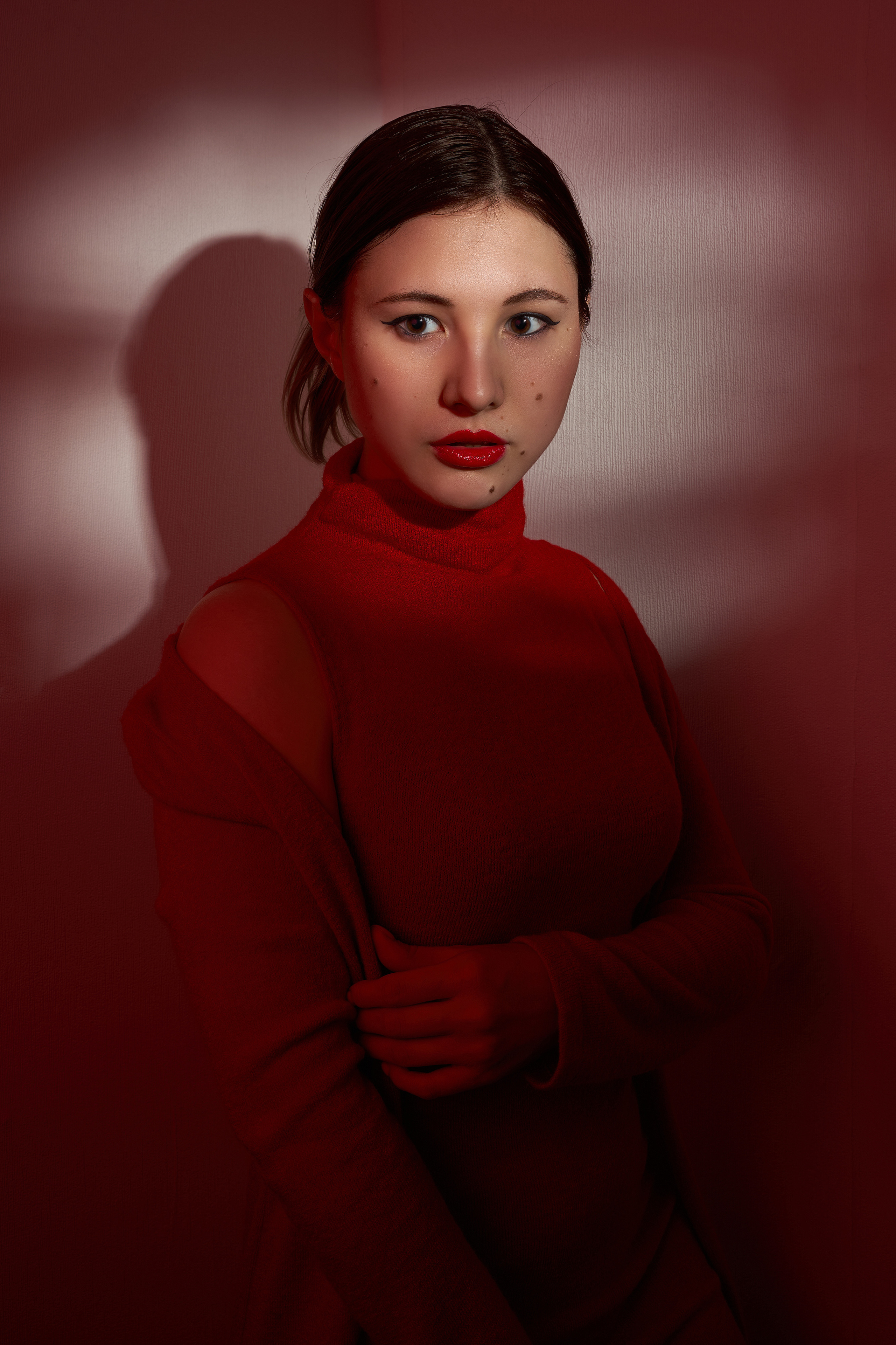 Портретный фотограф в Нижнем Новгороде. Необычные фотосессии в Нижнем Новгороде. Заказать фотосессию. Портрет девушки в красном в стиле старого нуар кино с необычным светом. Курс обучение профессиональной ретуши и обработке фотообработке фотографий онлайн удаленно.