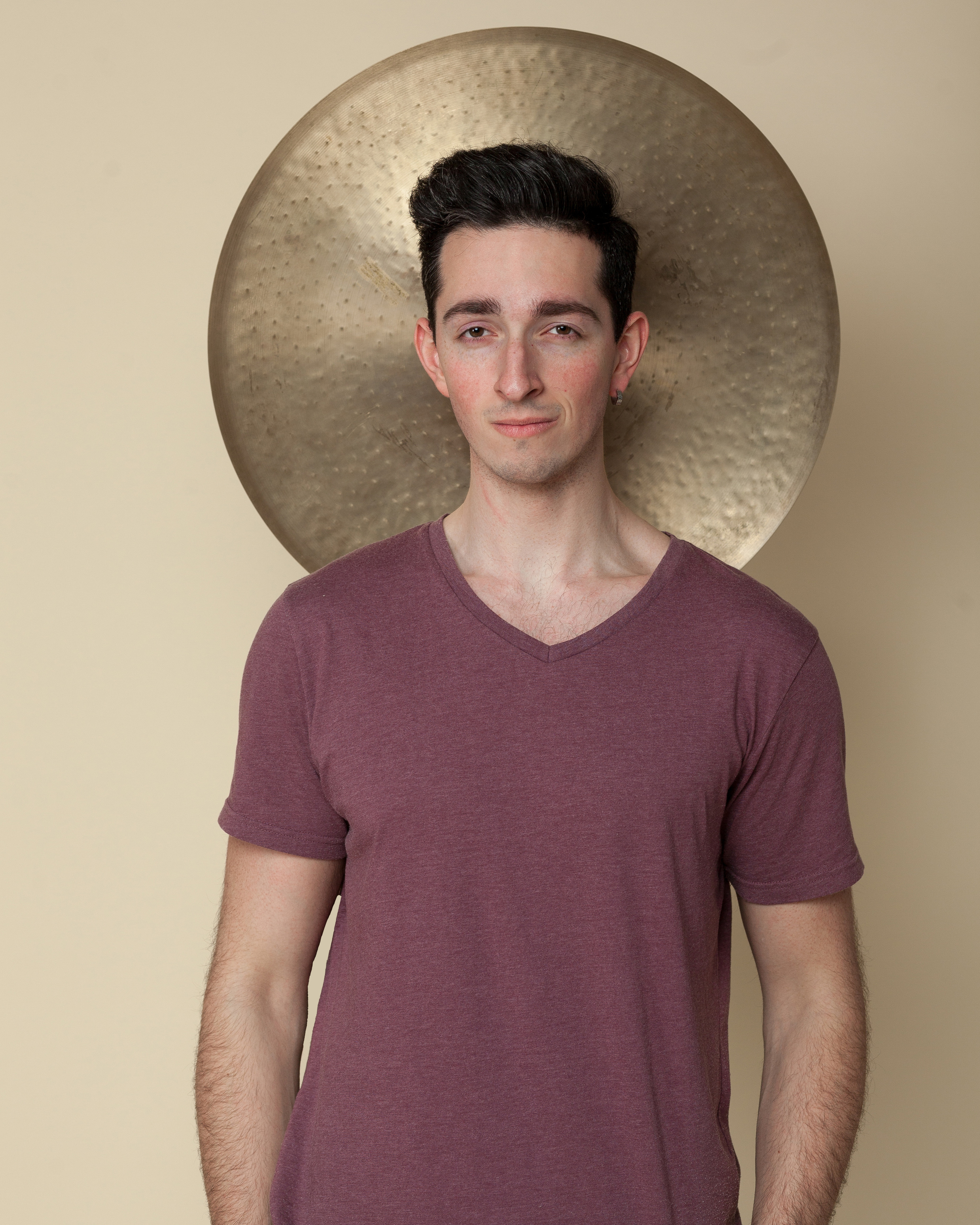 Портретный фотограф в Нижнем Новгороде. Необычные фотосессии в Нижнем Новгороде. Заказать фотосессию. Портрет мужчины парня музыканта барабанщика на бежевом фоне. Курс обучение профессиональной ретуши и обработке фотообработке фотографий онлайн удаленно.