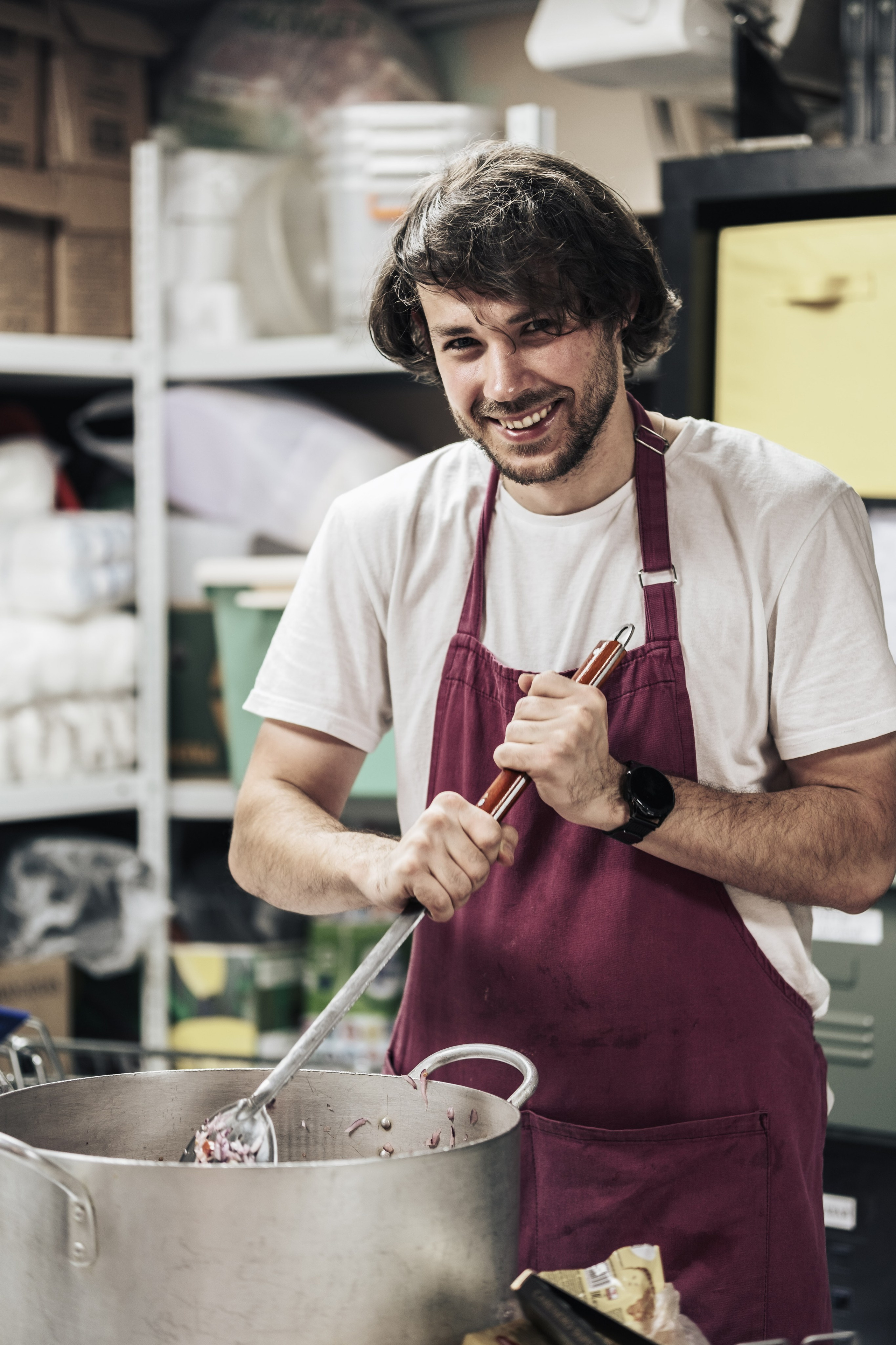 Готовка для бездомных и кормление их в Москве. Фотограф в Москве Максим Скоробогатов