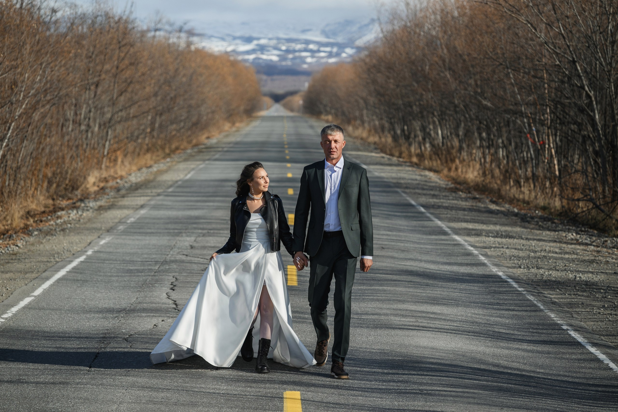 Фотосъемка свадьбы в Петропавловске-Камчатском. Свадебная фотография в Петропавловске-Камчатском на природе. Профессиональная фотосъемка свадьбы в Петропавловске-Камчатском в летний сезон. Эмоциональная фотосъемка свадьбы в Петропавловске-Камчатском с семьей. Стоимость фотосъемки свадьбы в Петропавловске-Камчатском.