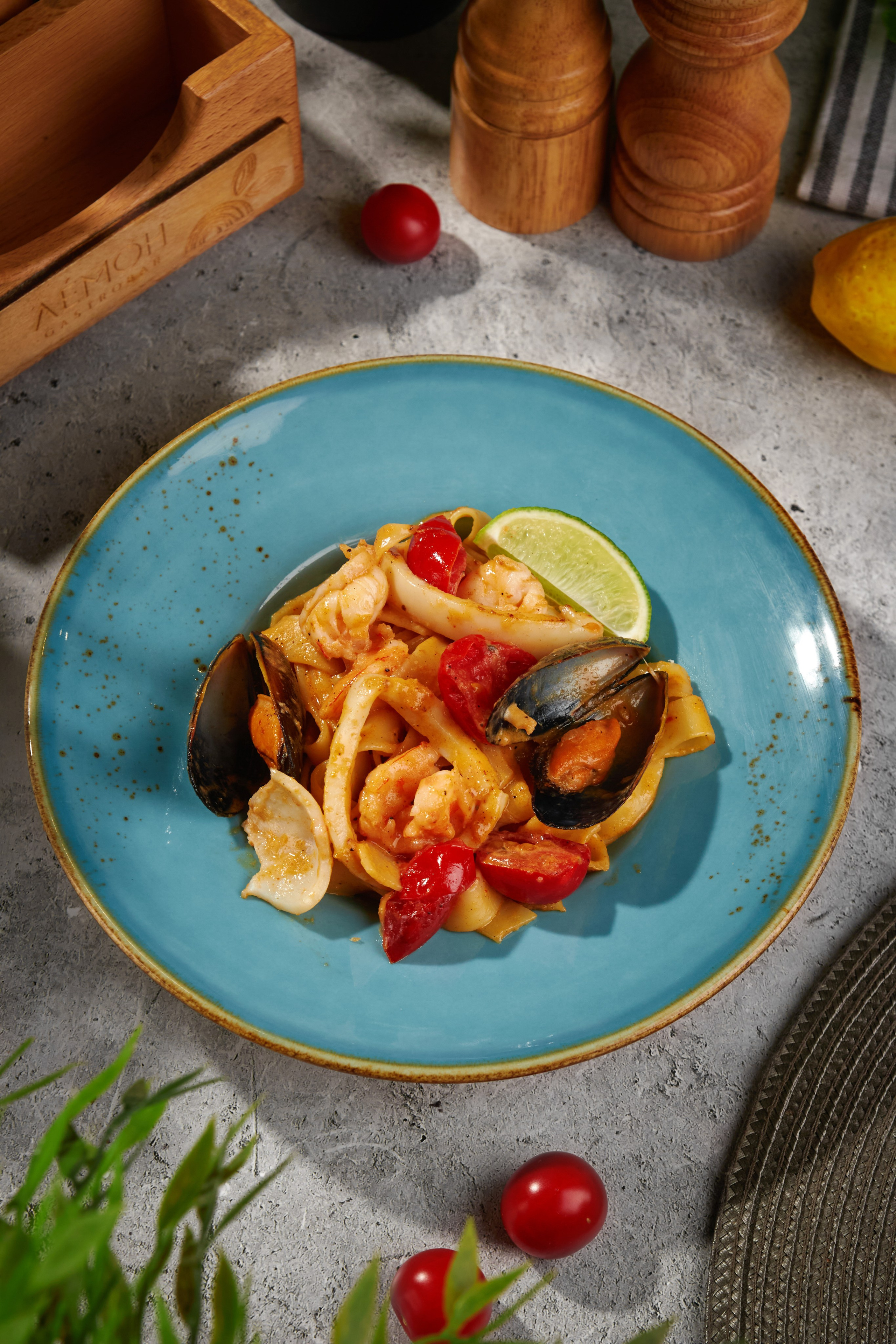 Паста с морепродуктами для меню гастробара Lemon, предметная фуд-съёмка, Саратов