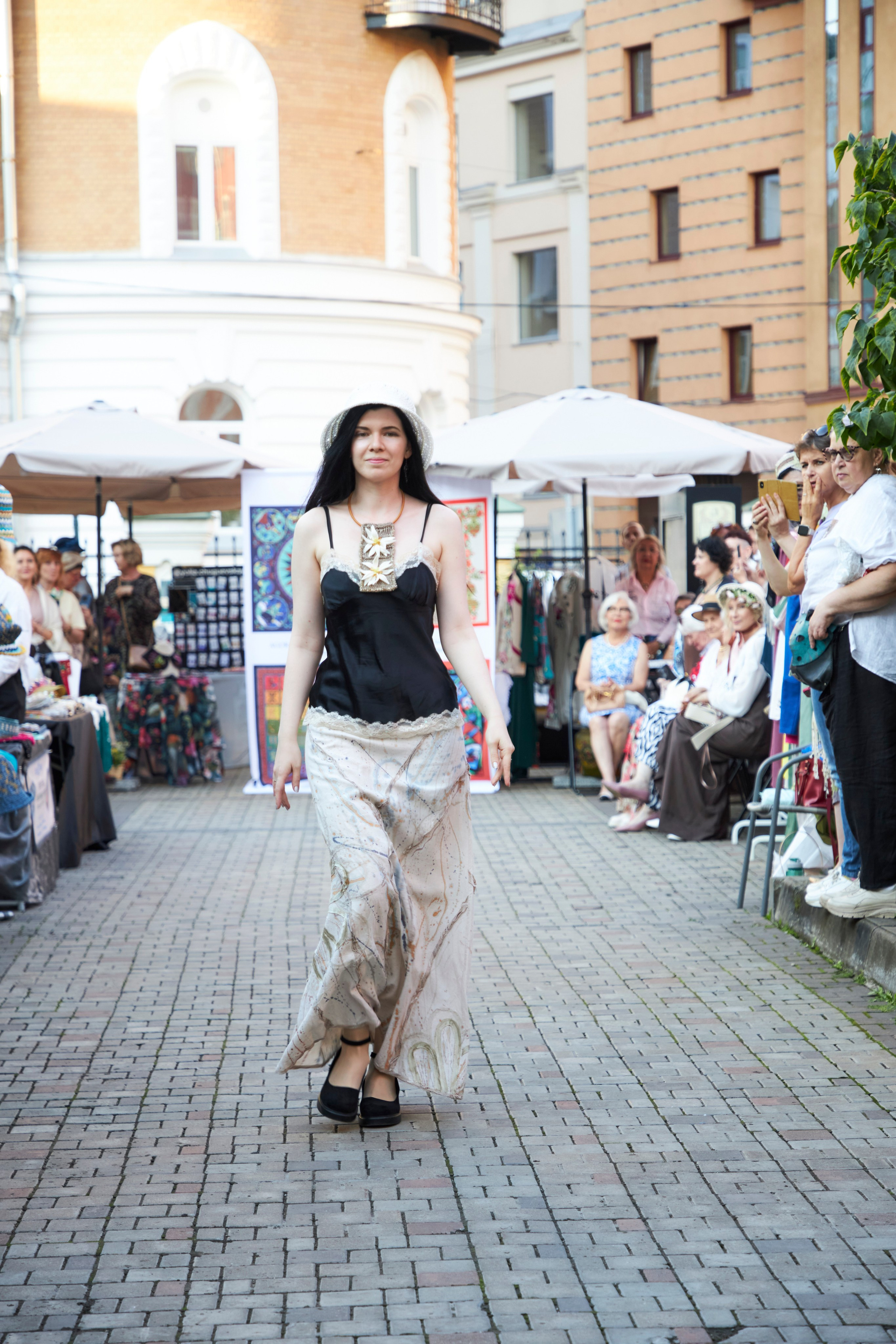 Репортажная съёмка с показа мод сообщества «Мода без пафоса» в Москве. Анна Потявина. Фотограф Москва