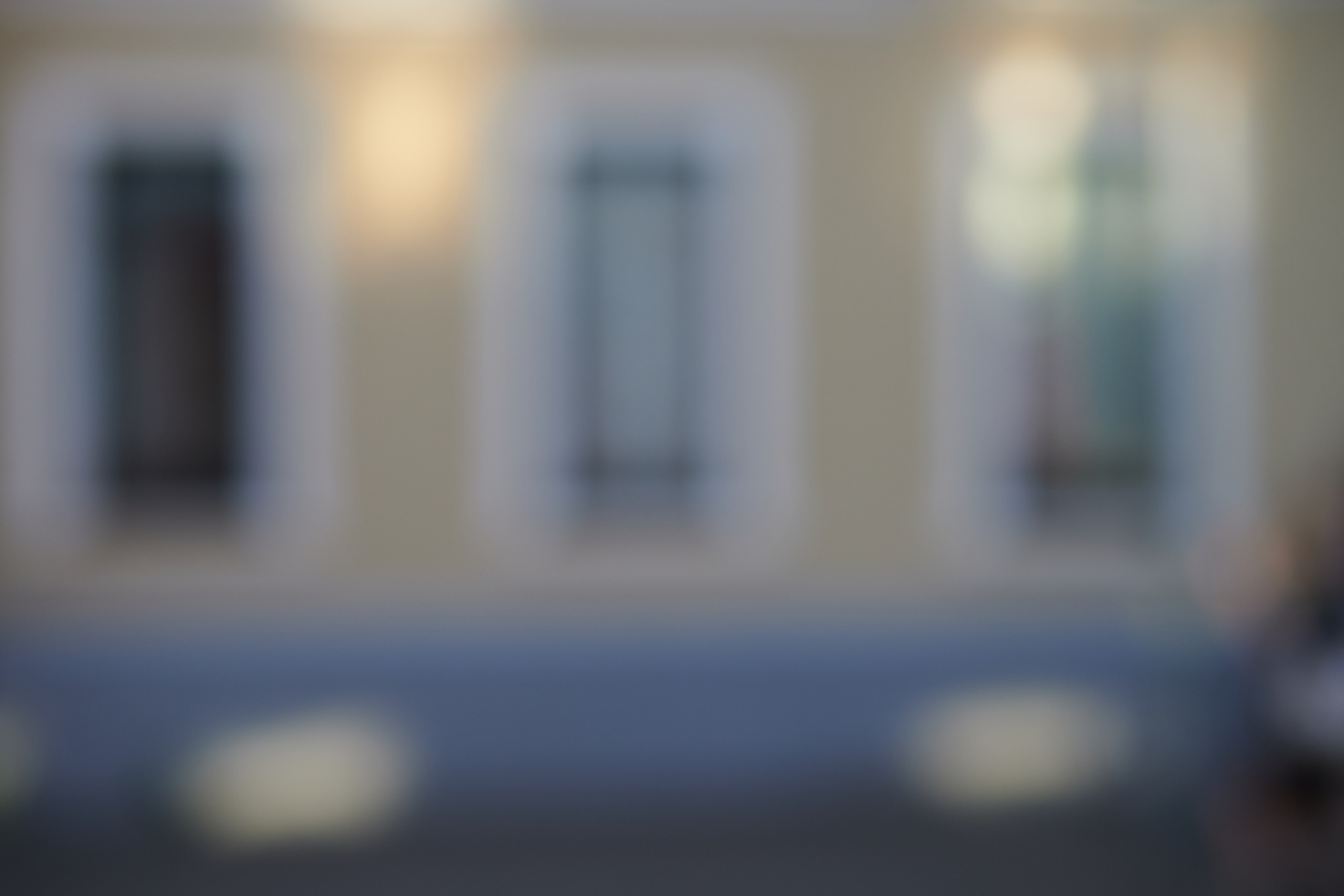 Авторская городская фотография, исследующая свет, цвет, архитектуру и визуальные ритмы городской среды. Фотограф: Ожерельев Лев