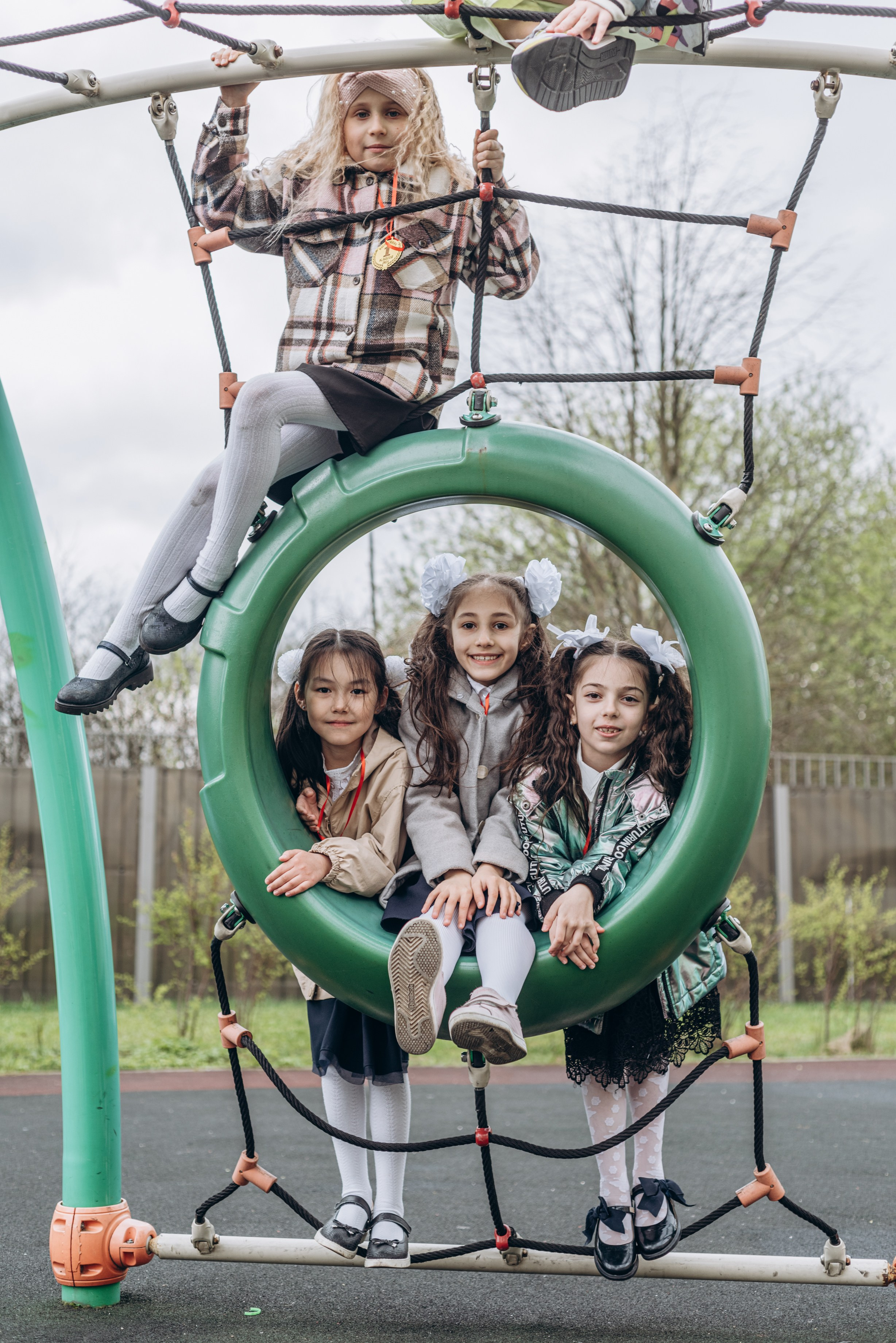 Выпускной альбом 1 класса — фотосессия в школе, деликатная ретушь и дизайн в Москве. MILATE — выпускные альбомы, фотосессии и видео в Москве