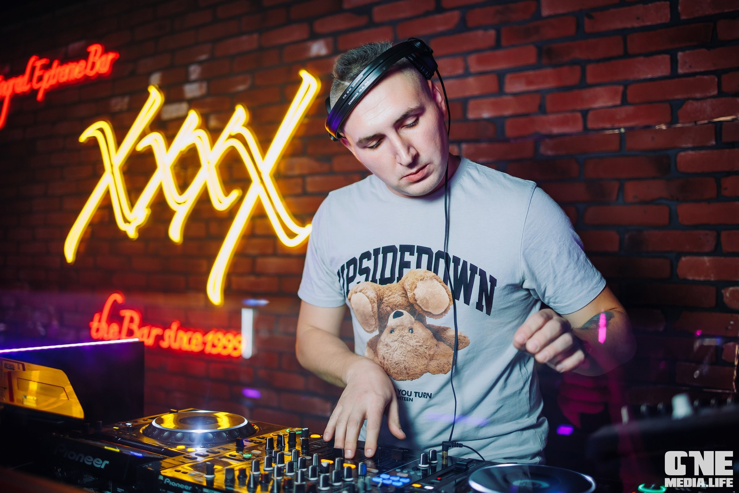 Фоторепортаж из бара XxxX. One Media Life: фоторепортажи, фотоотчеты с мероприятий и заведений