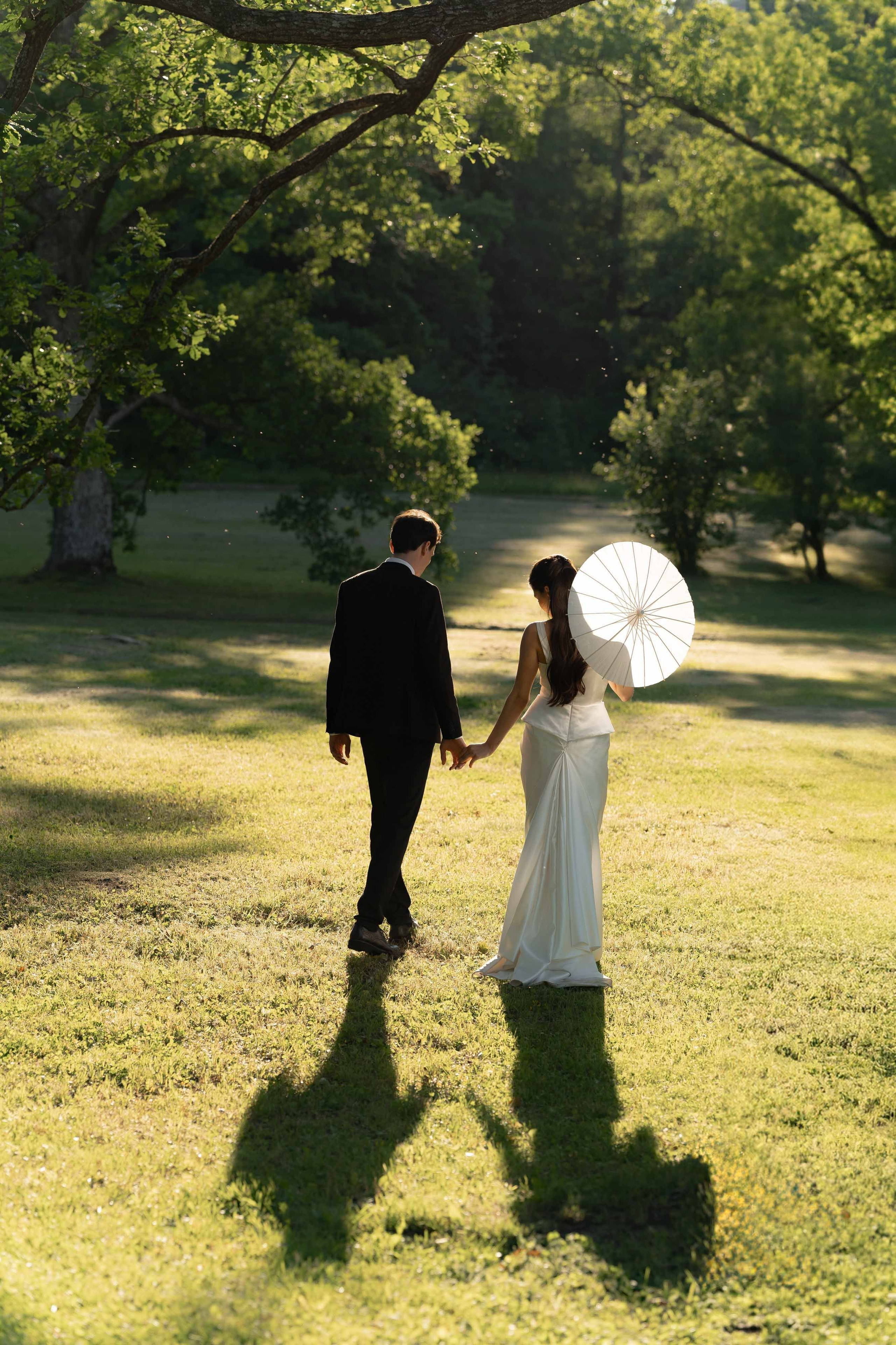 Пара на прогулке в парке Ораниенбаум