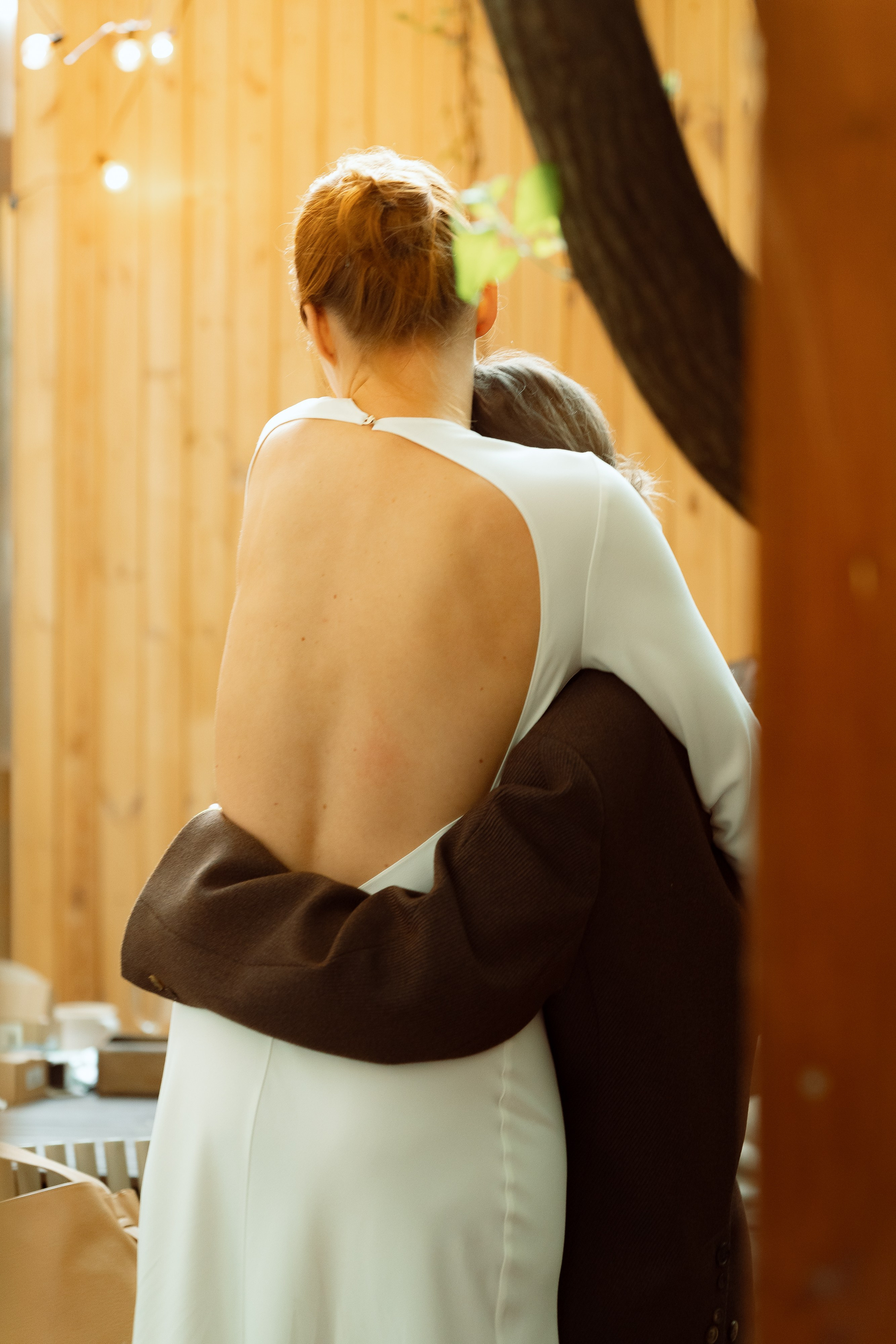 Мария с открытой спиной платья, крупный романтичный кадр