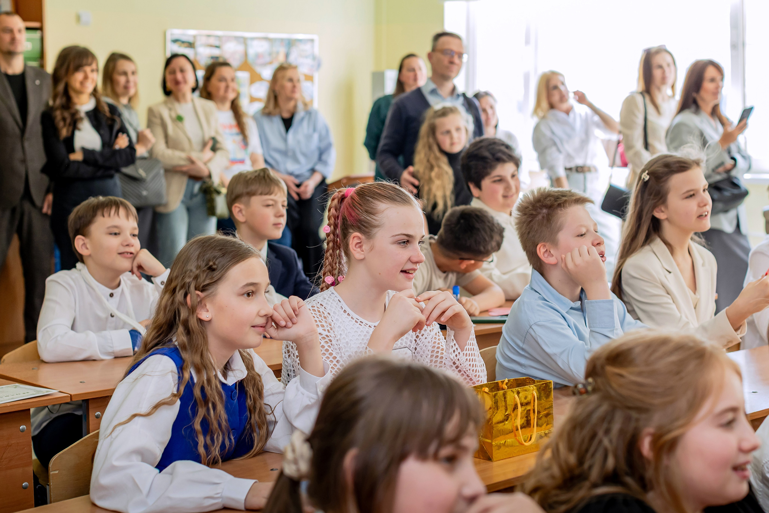 Выпускной в начальной школе в классе. Фотограф и видеограф Москва. Свадебный фотограф, видеограф. Выпускные альбомы. Оживающие альбомы