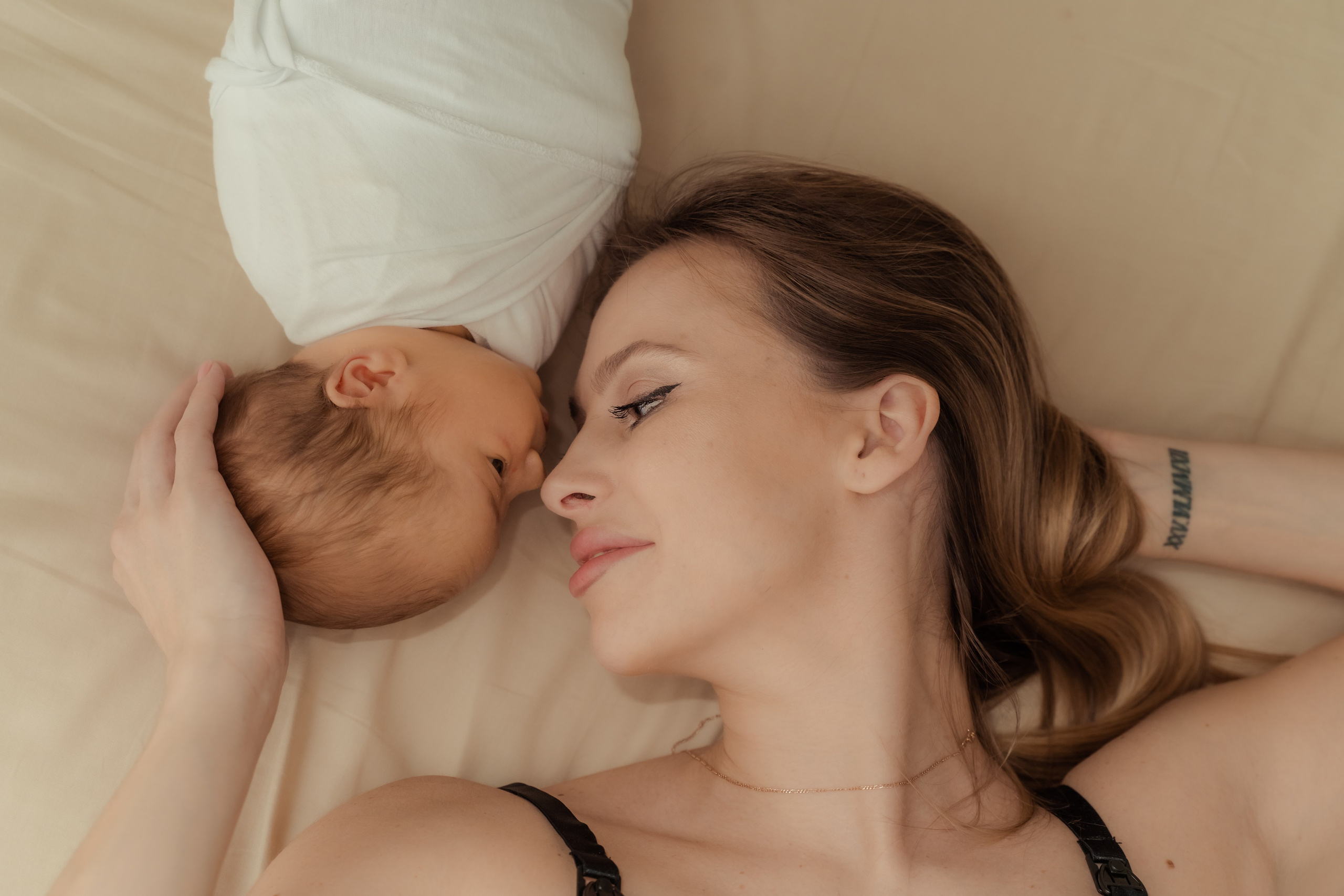 Фотосъемка новорожденного в минималистичном стиле