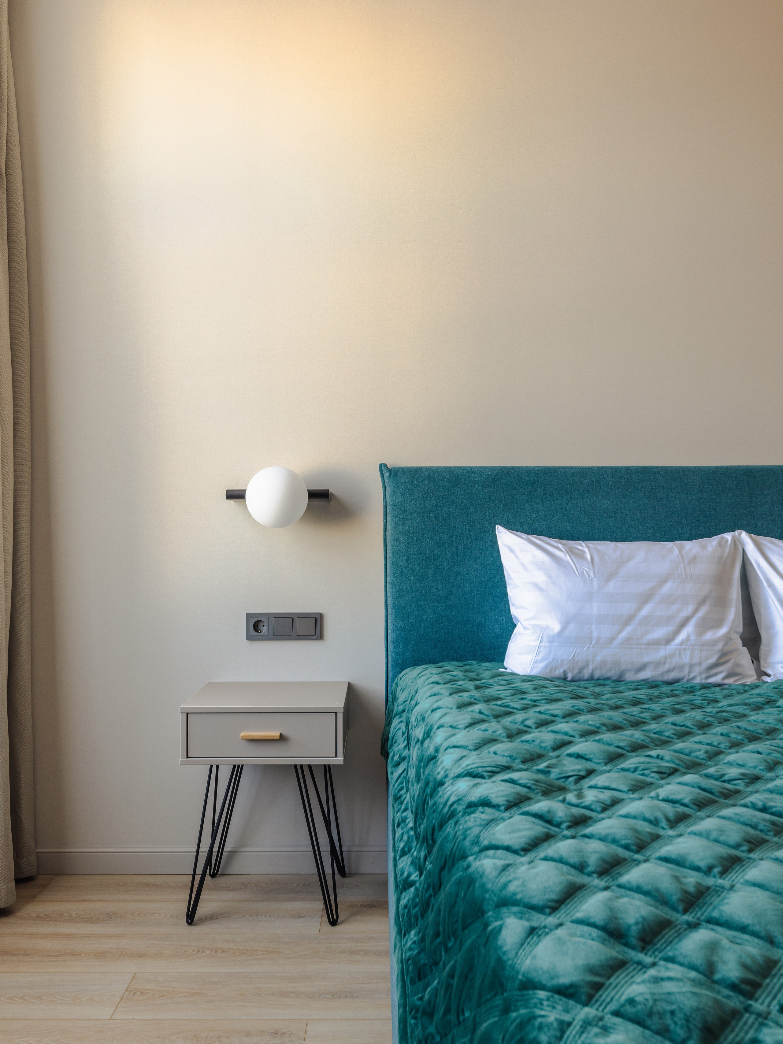 Современный интерьер спальни с видом в ЖК Наследие на Марата — дизайн Ксения Новикова, проект под сдачу,