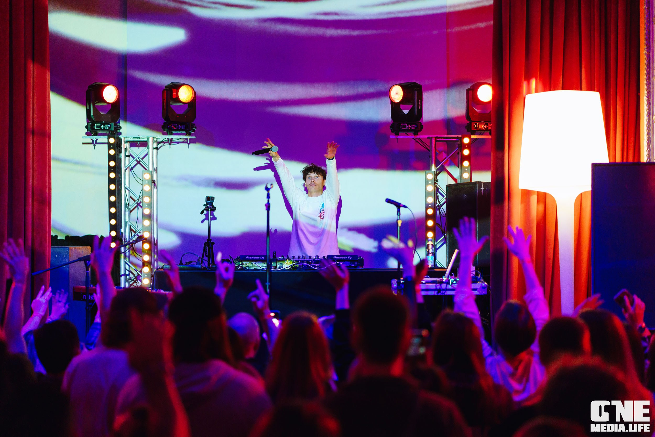 Фоторепортаж из клуба UNIVERSAL. One Media Life: фоторепортажи, фотоотчеты с мероприятий и заведений