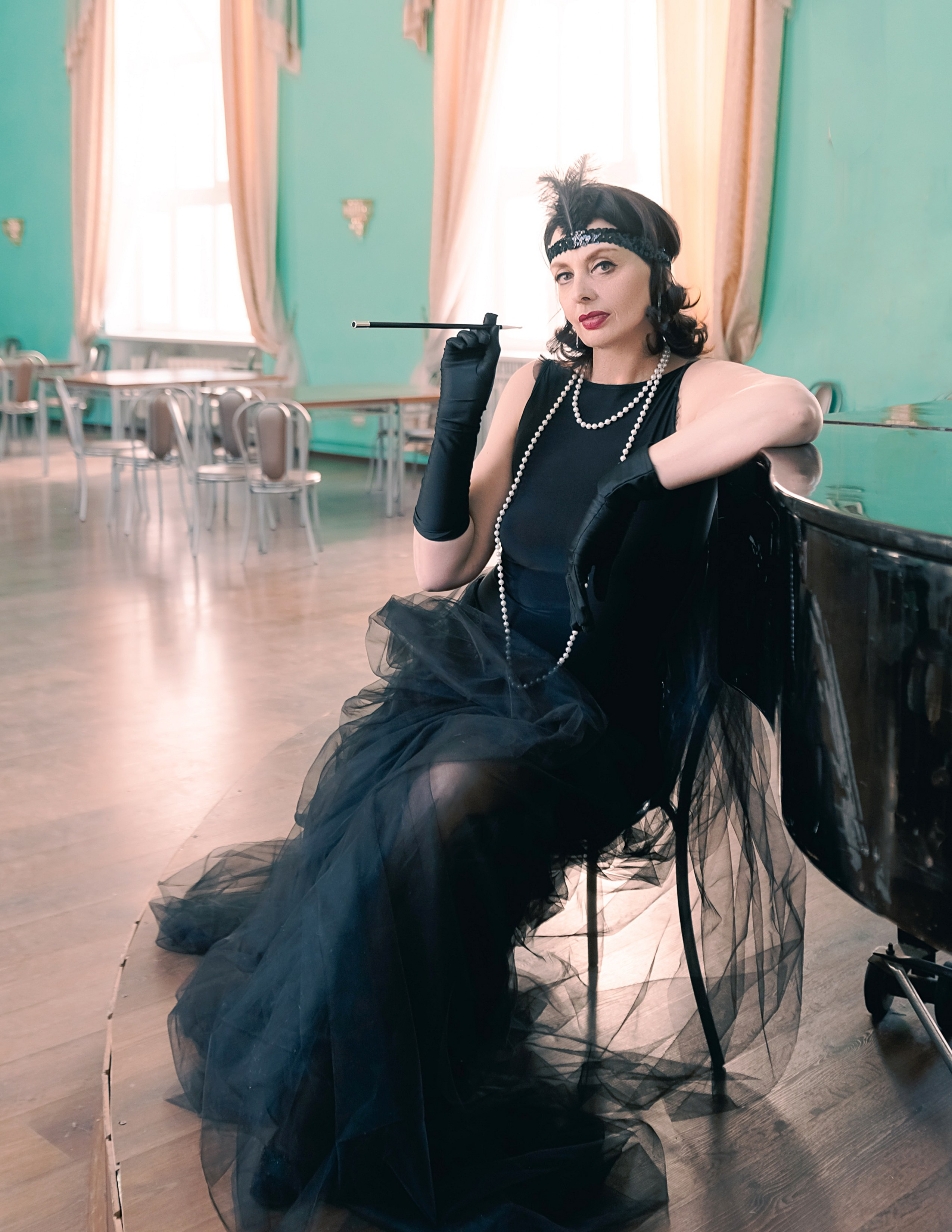 Девушка в стиле ретро, винтаж, Гэтсби около рояля.