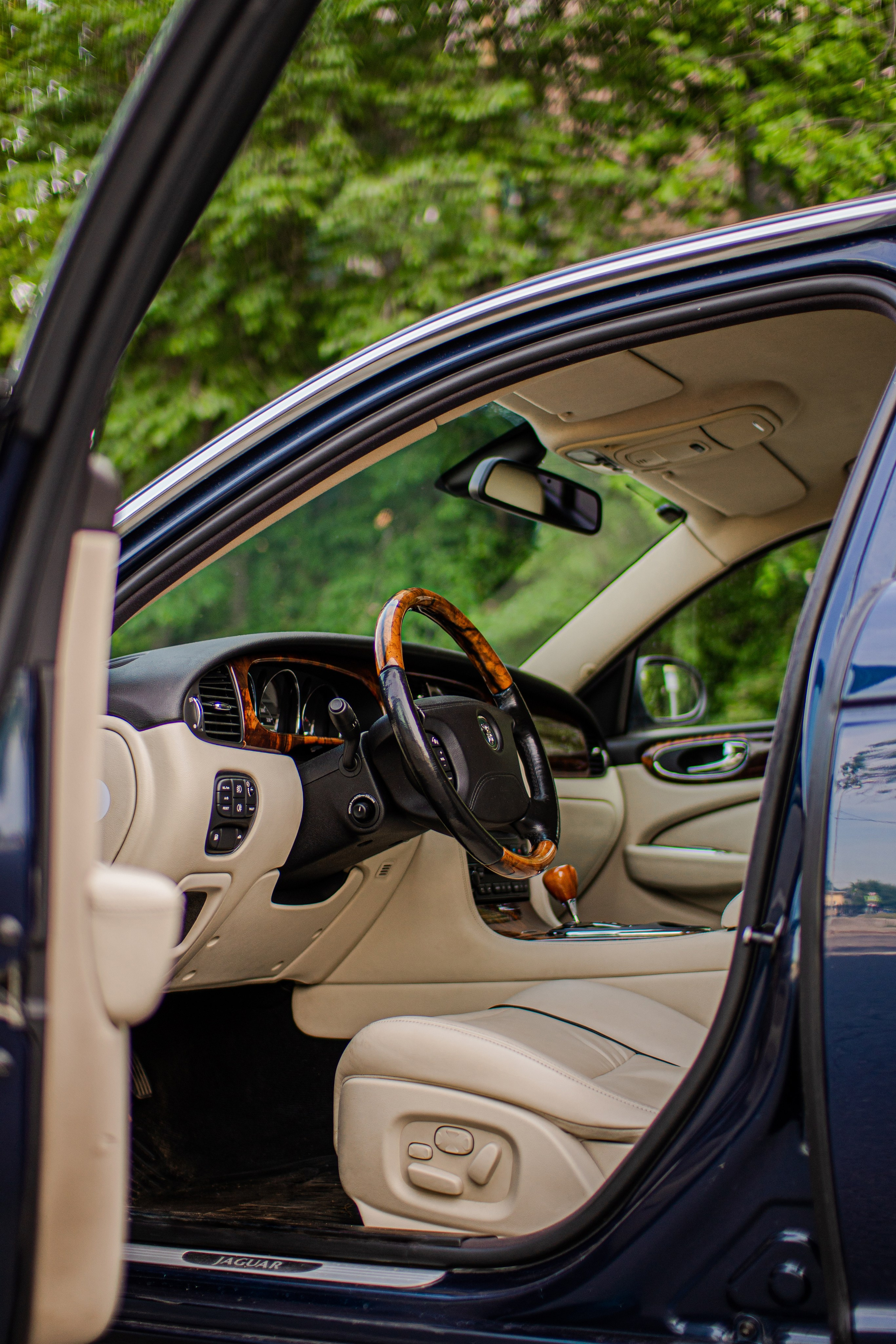 Фотосъемка машины в Москве возле дома с Атлантами. Жуков Илья свадебный фотограф в Москве