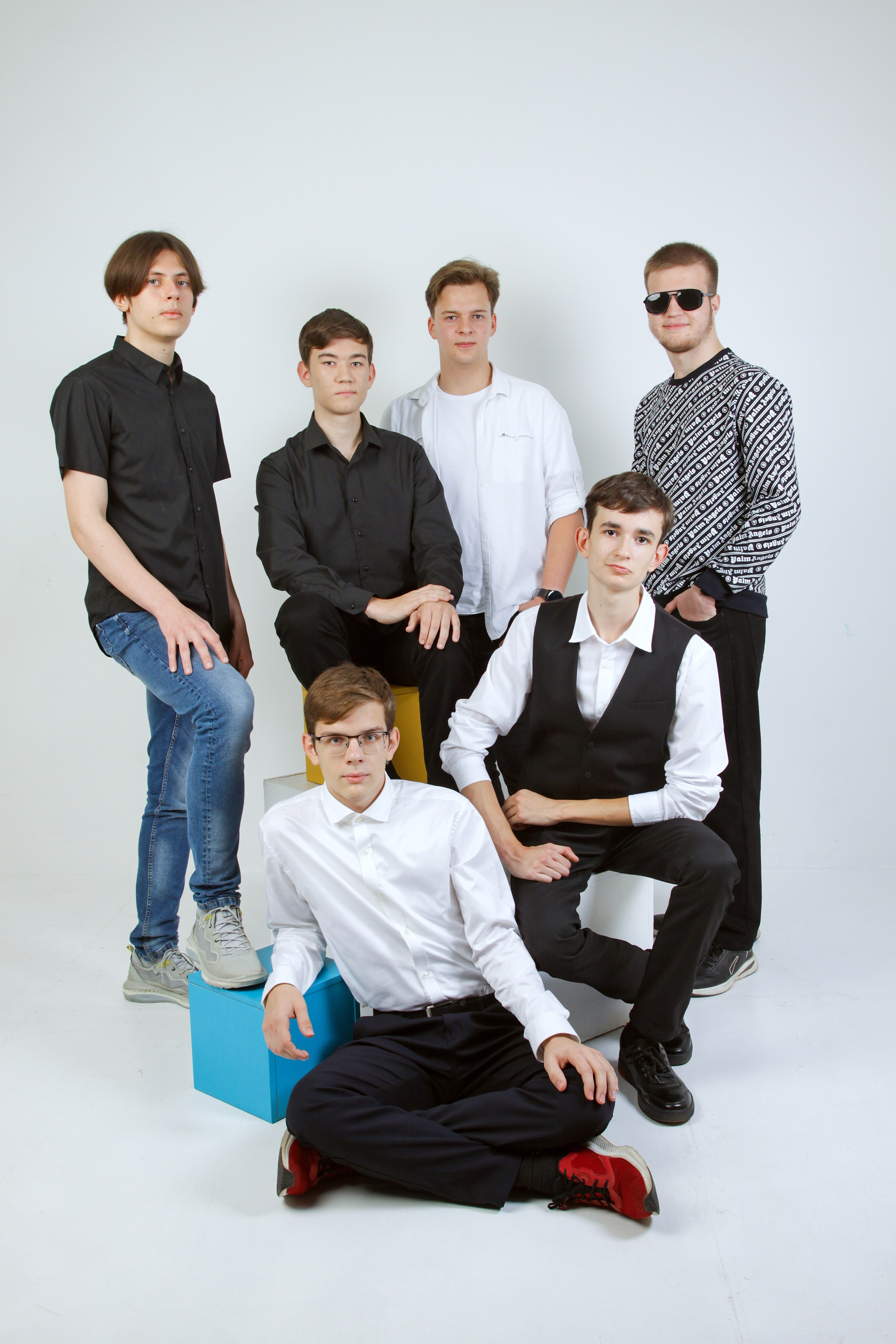 Съемка старшеклассников в студии «СОВА» г. Таганрог. Выпускные альбомы в Таганроге и Ростовской Области