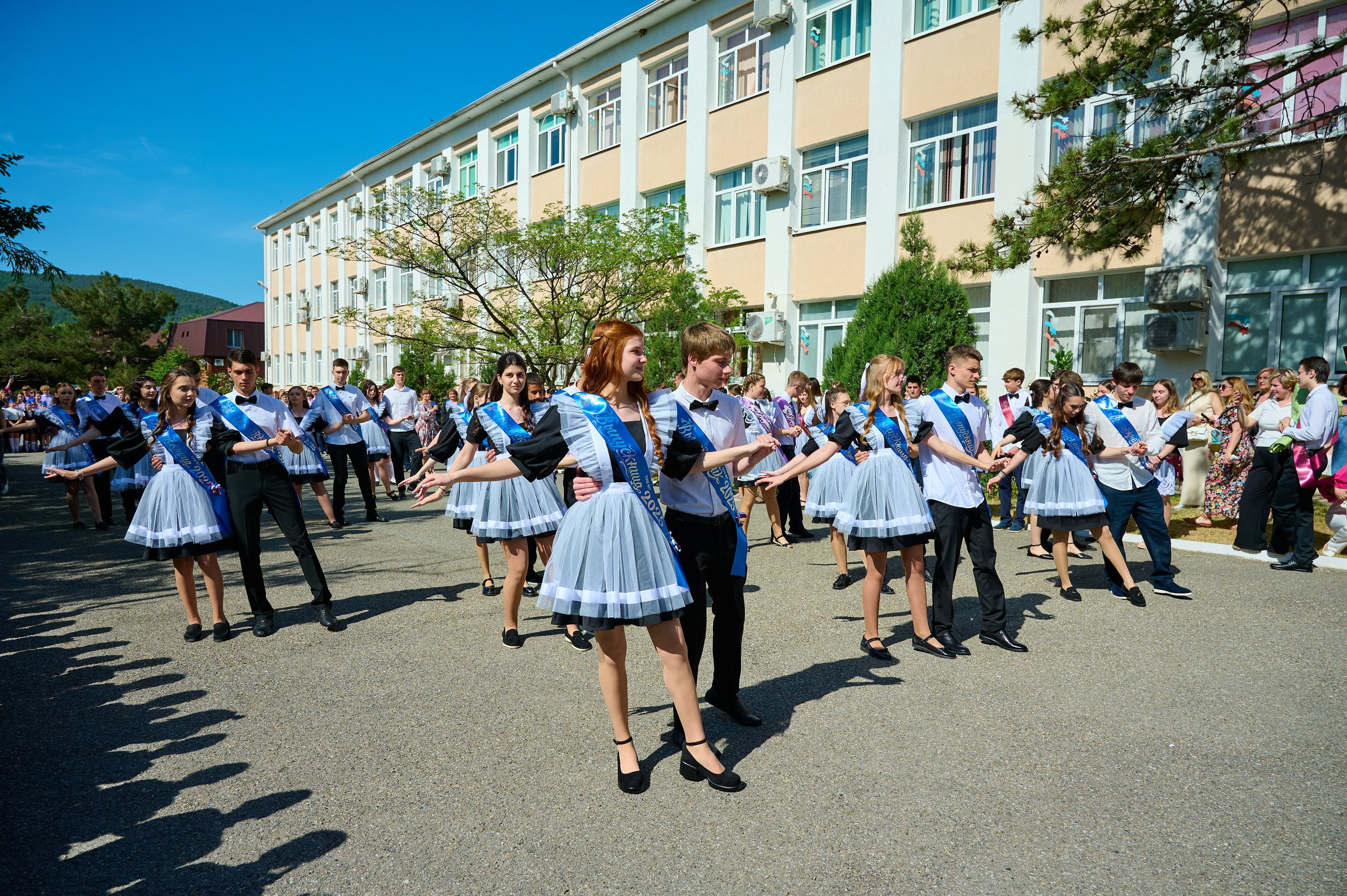 Последний звонок 2025. Жизнь курорта Кабардинка в фотографиях