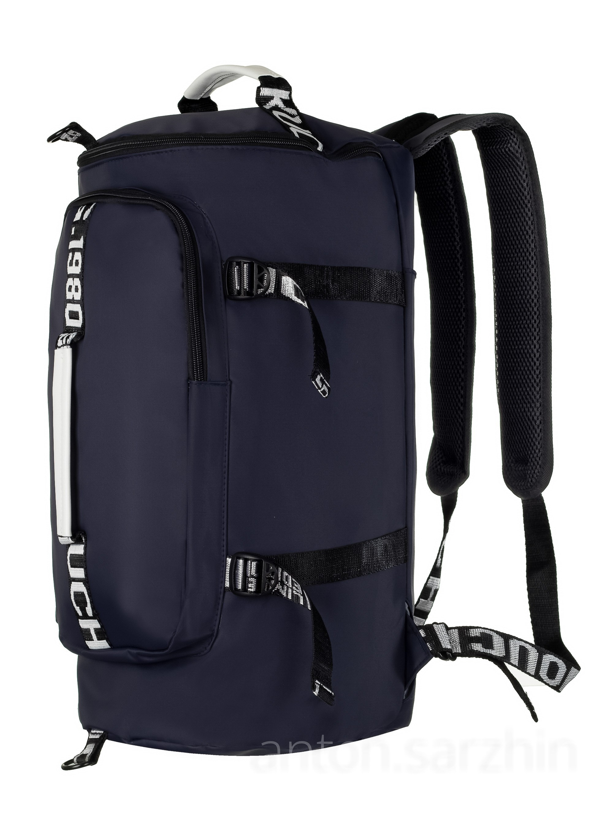 Предметная съемка походного рюкзака на белом фоне