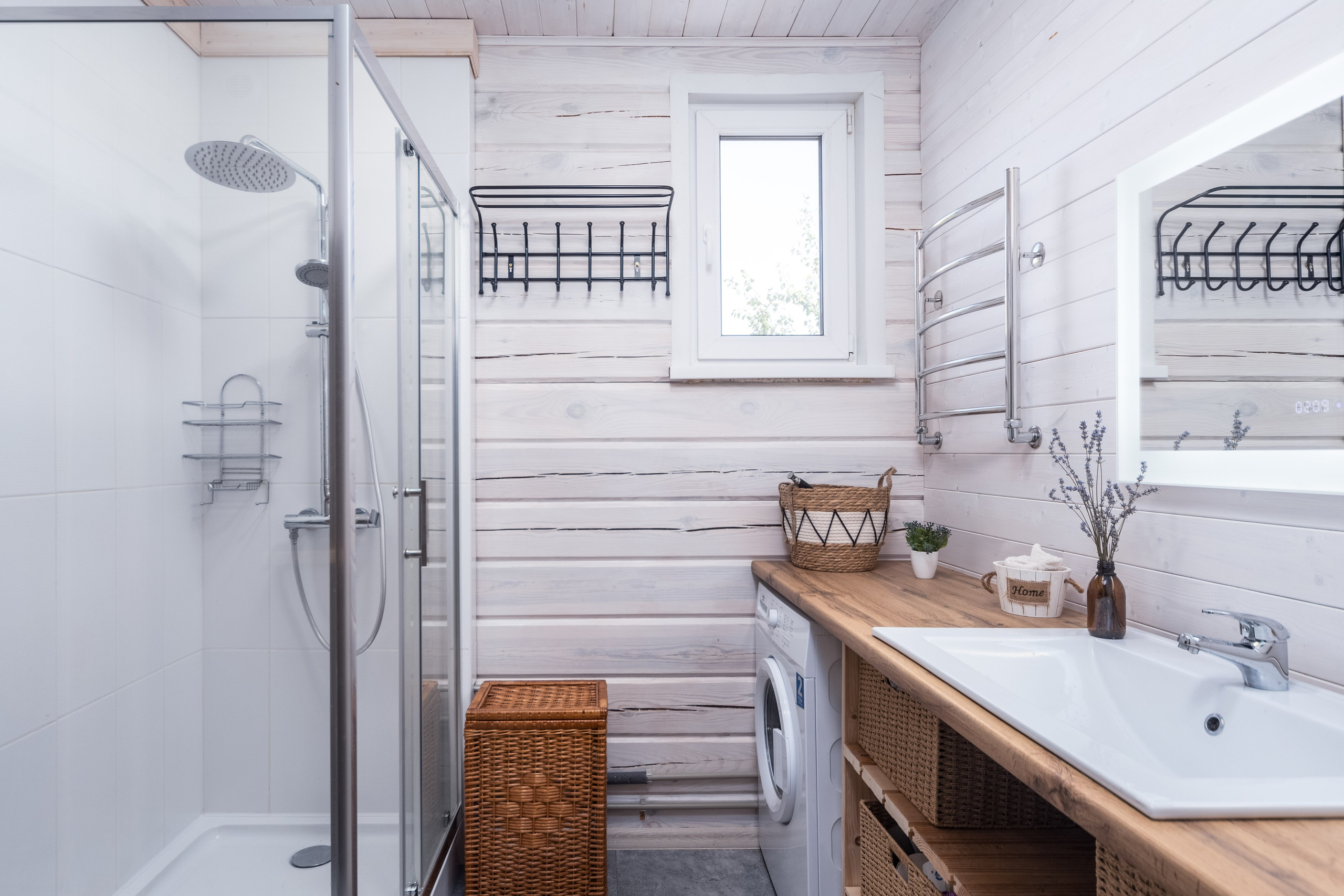 Небольшая светлая ванная комната в коттедже под Минском