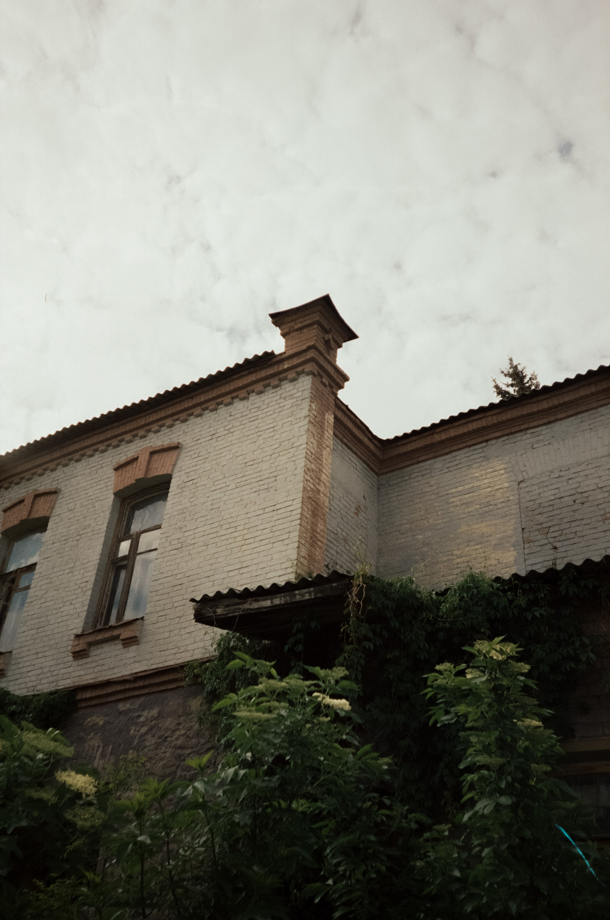 Стрит в Ессентуках. Дворики, дома и кот в окне. Фотограф-документалист Мария Осокина