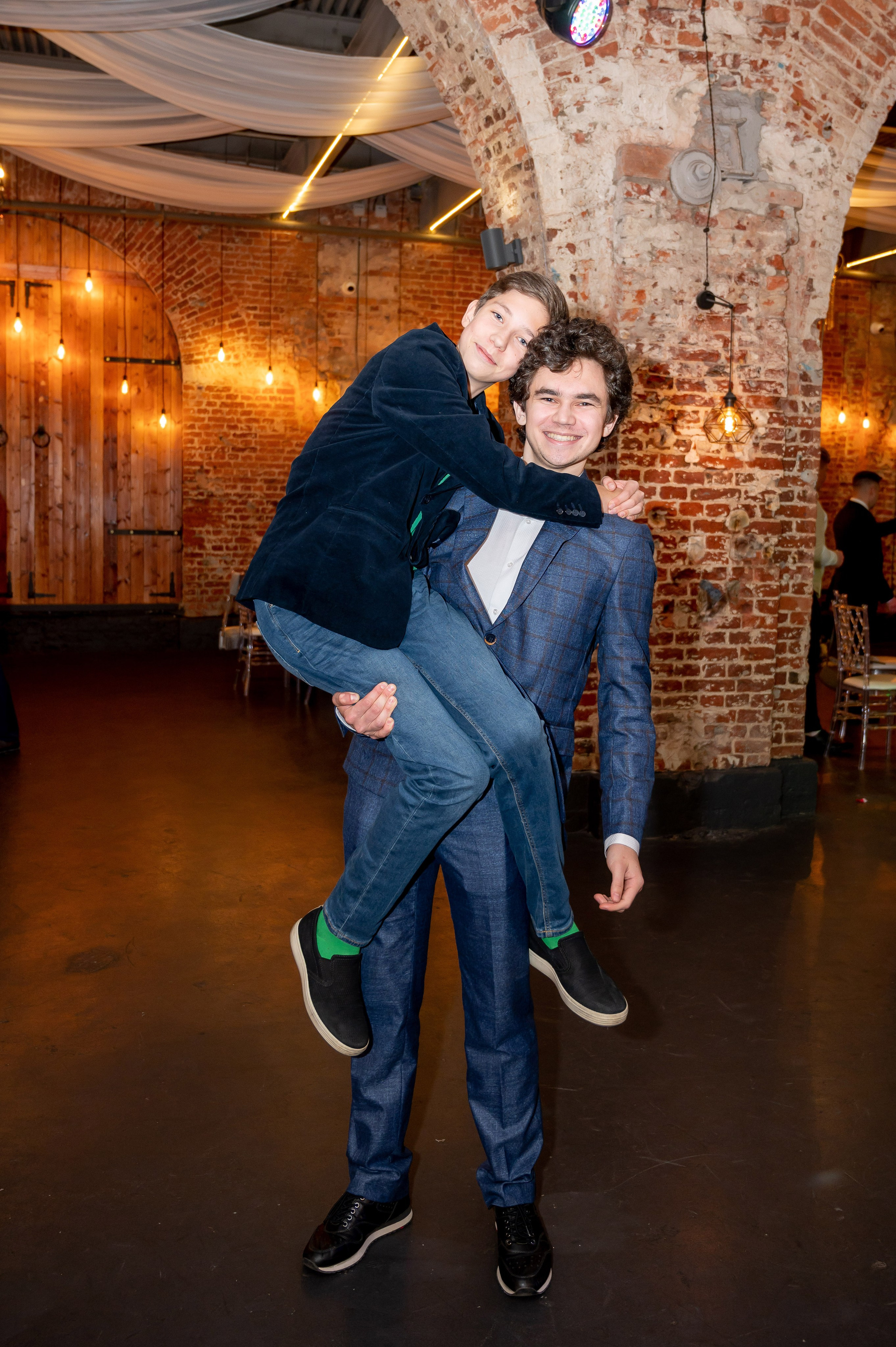 Осенняя великолепная свадебная прогулка жениха и невесты в октябре в Санкт-Петербурге в Михайловском парке и у Атлантов на Миллионной улице. Портретный, семейный и свадебный фотограф в Санкт-Петербурге и в Пушкине Ширяев Денис