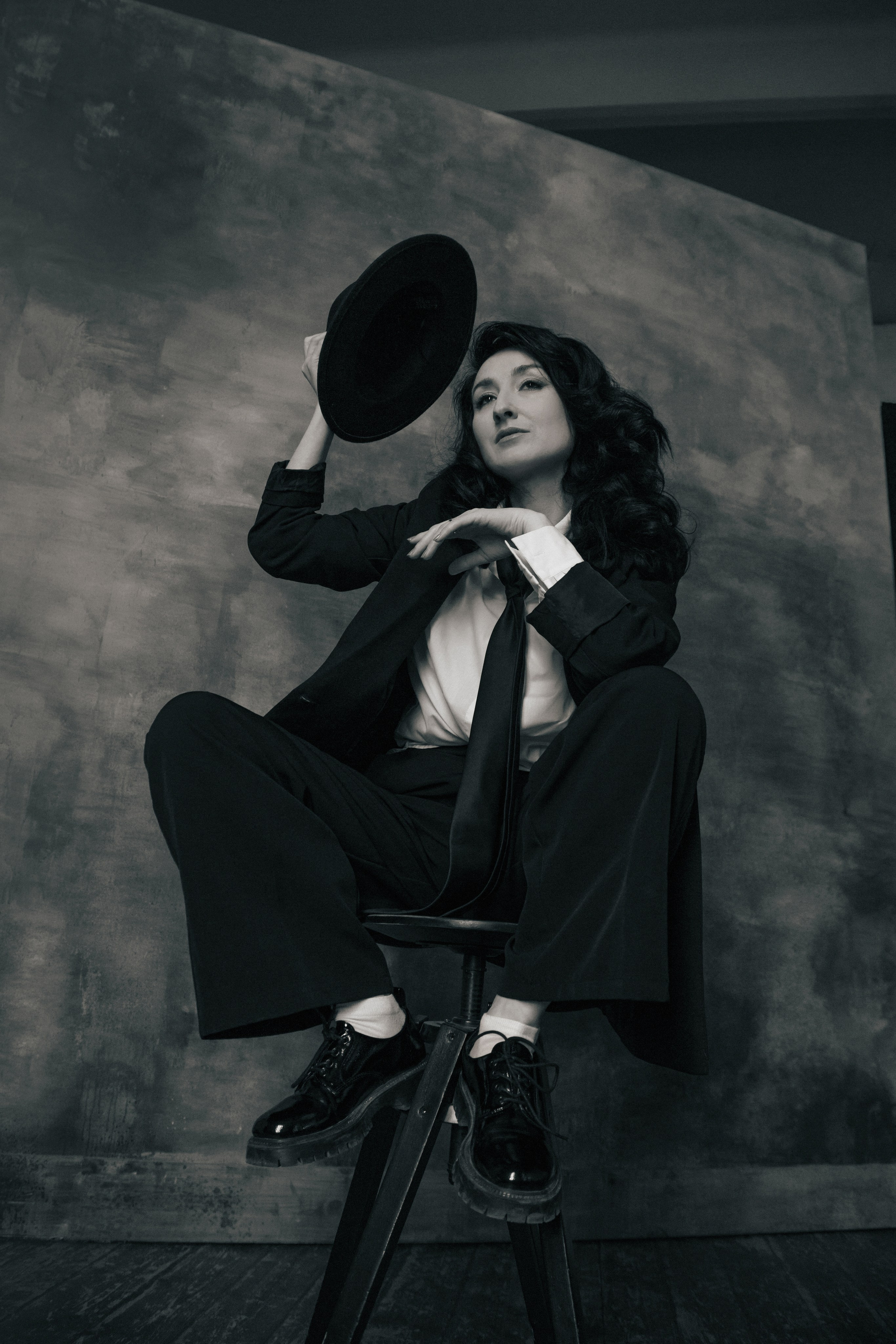 Фотосессия в студии цена. Фотограф в Москве. Фотосессия девушки в пиджаке.