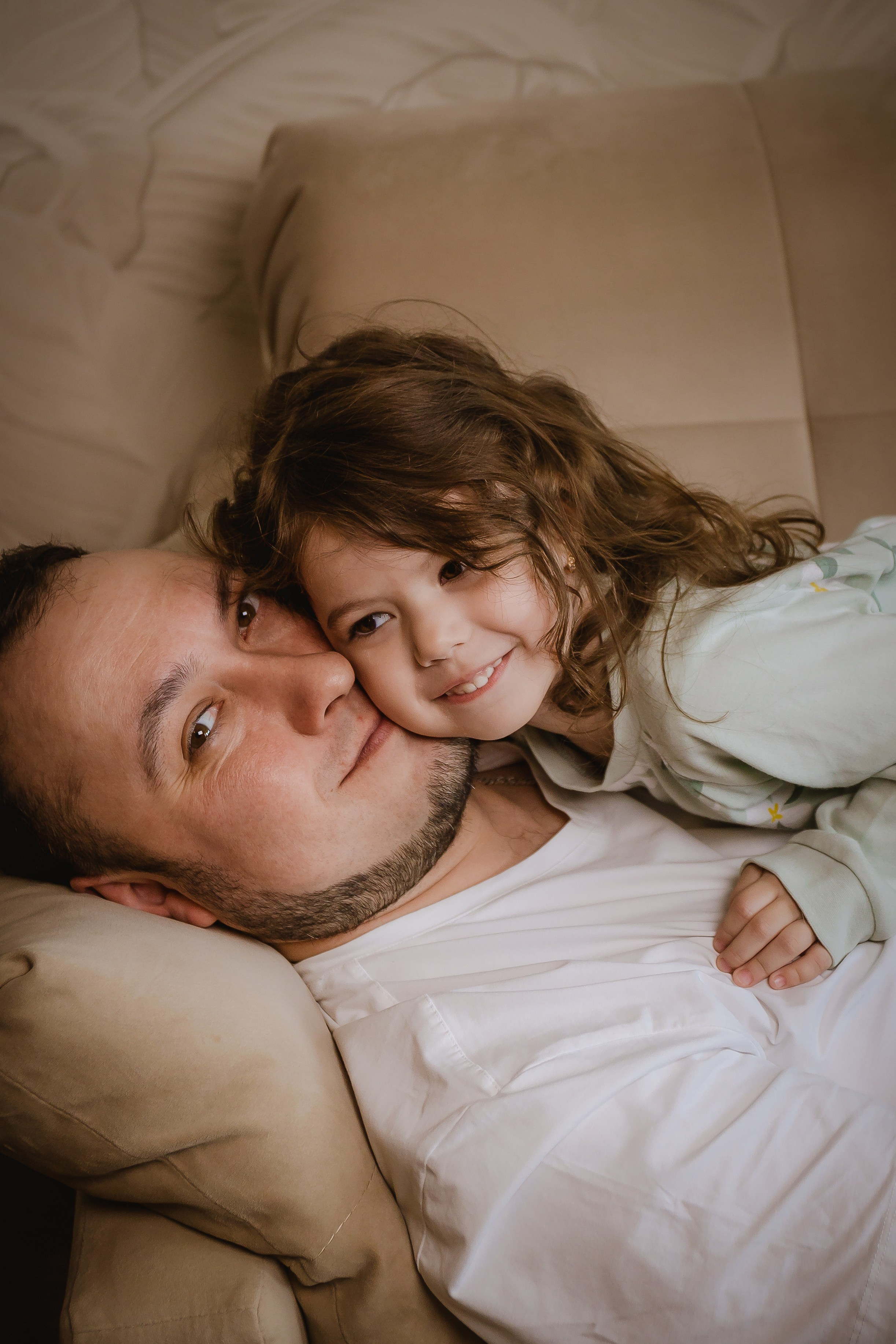 Родители обнимают детей на семейной фотосессии