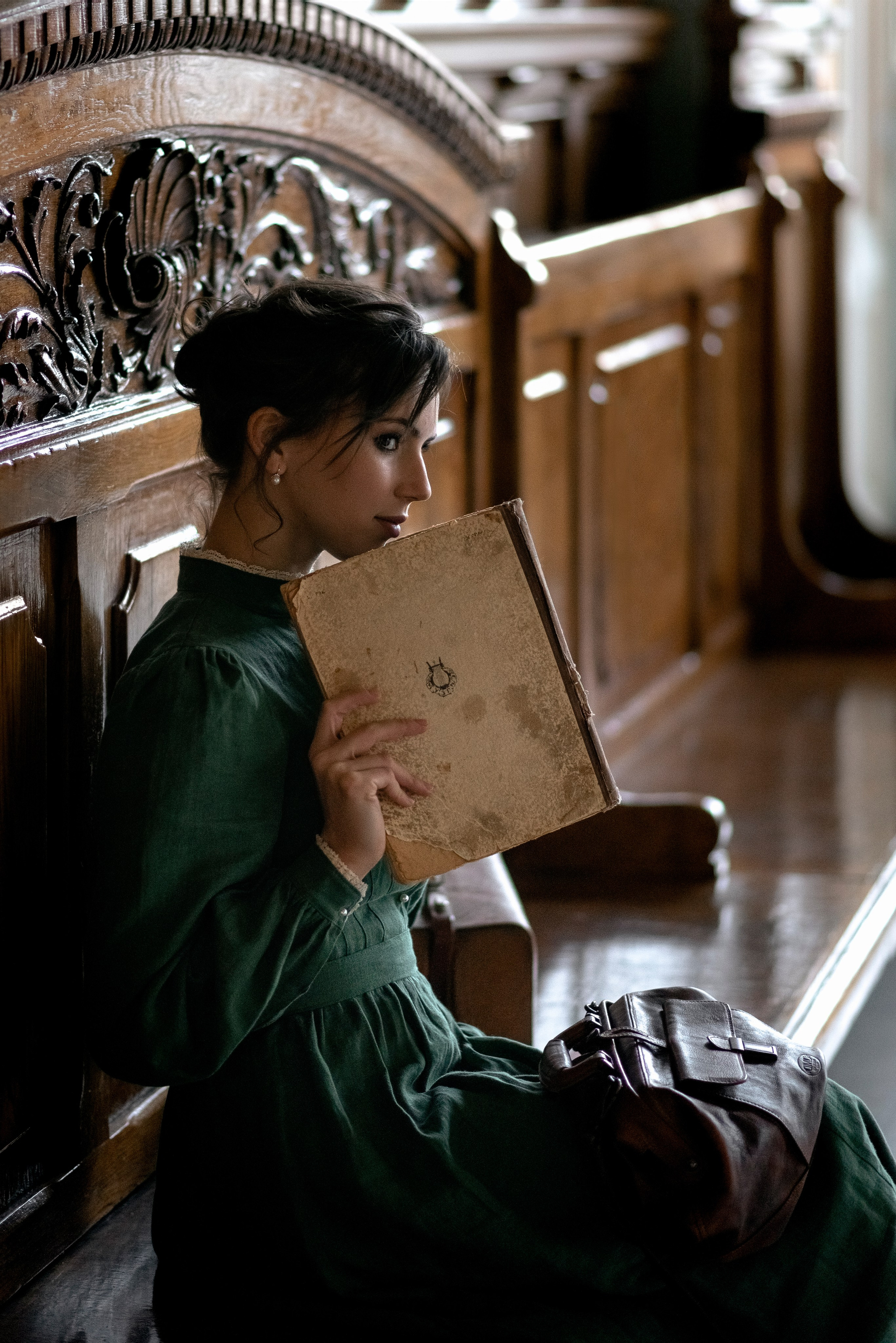 Девушка в ретро наряде с книгой