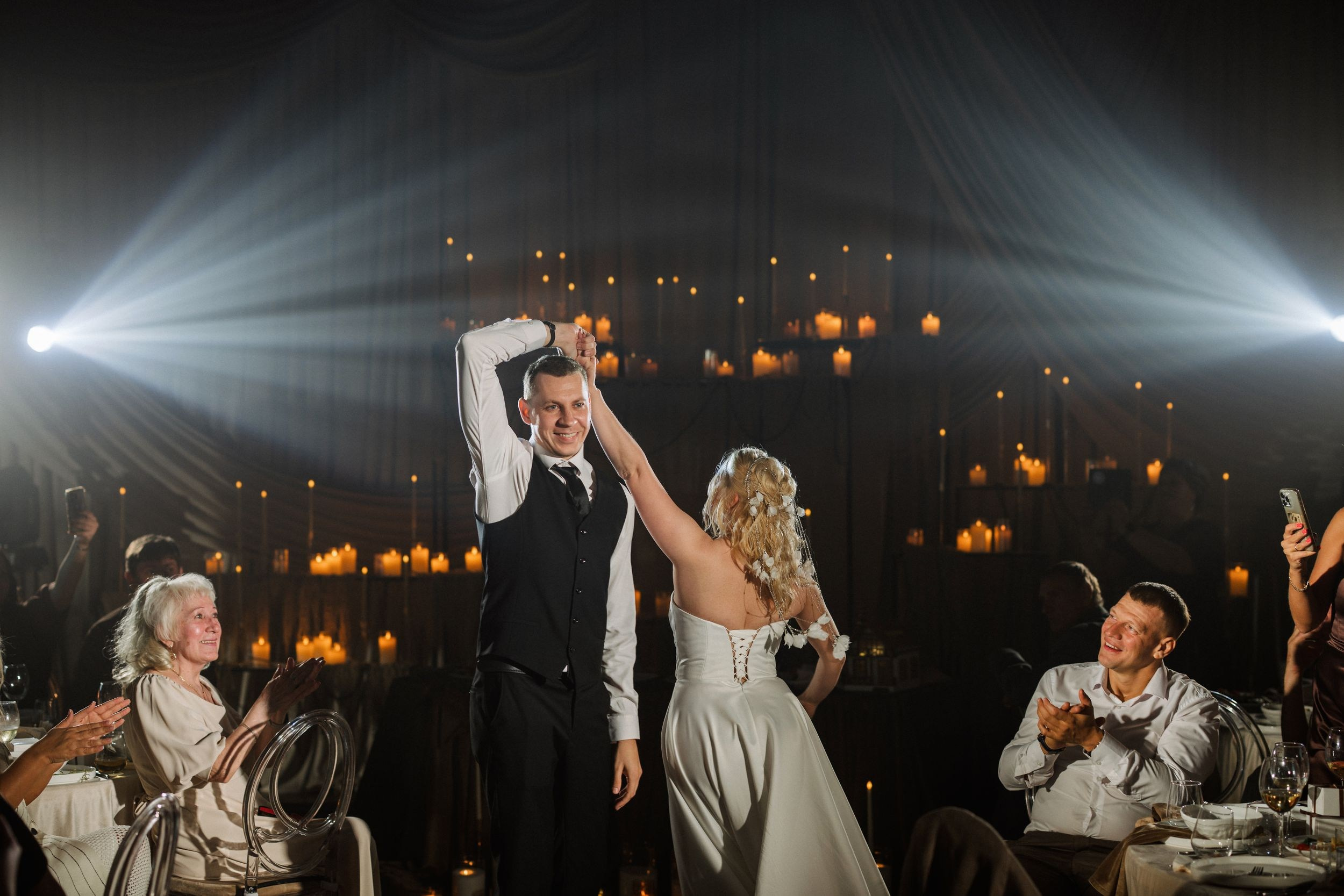 свет на первый танец в The Hide