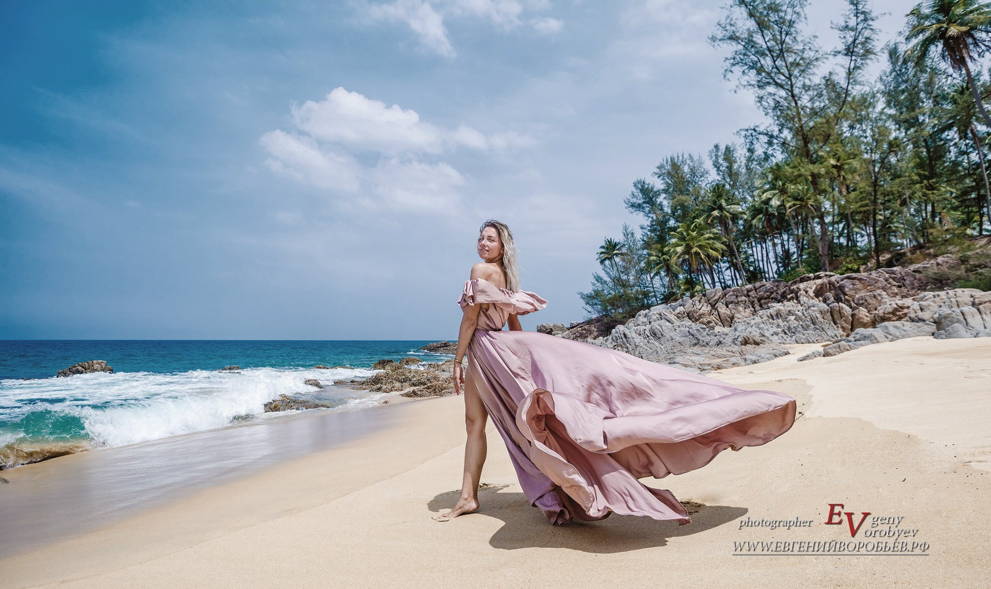 красивая девушка в длинном шикарном платье фотосесия на пляже Пхукета фотограф идея место поза пример фото море пляж Ката Карон Найхарн Патонг Майкао Панва заказать фотосъёмку Phuket цена стоимость аренда прокат платья для фотосессии