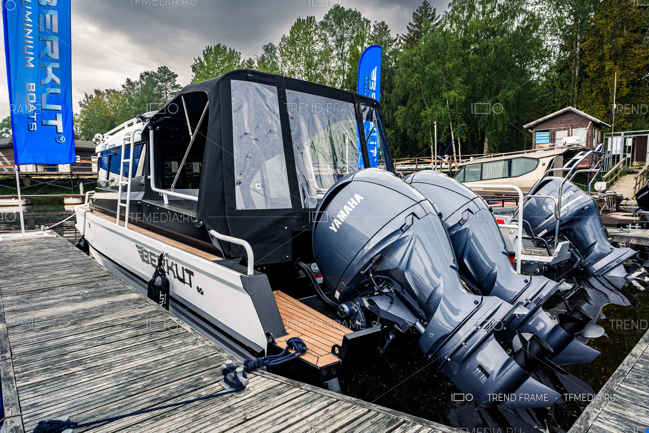 Алюминиевая лодка Berkut с двумя моторами Yamaha на выставке лодок в СПб 2025 (TrendFrame, tfmedia.ru)