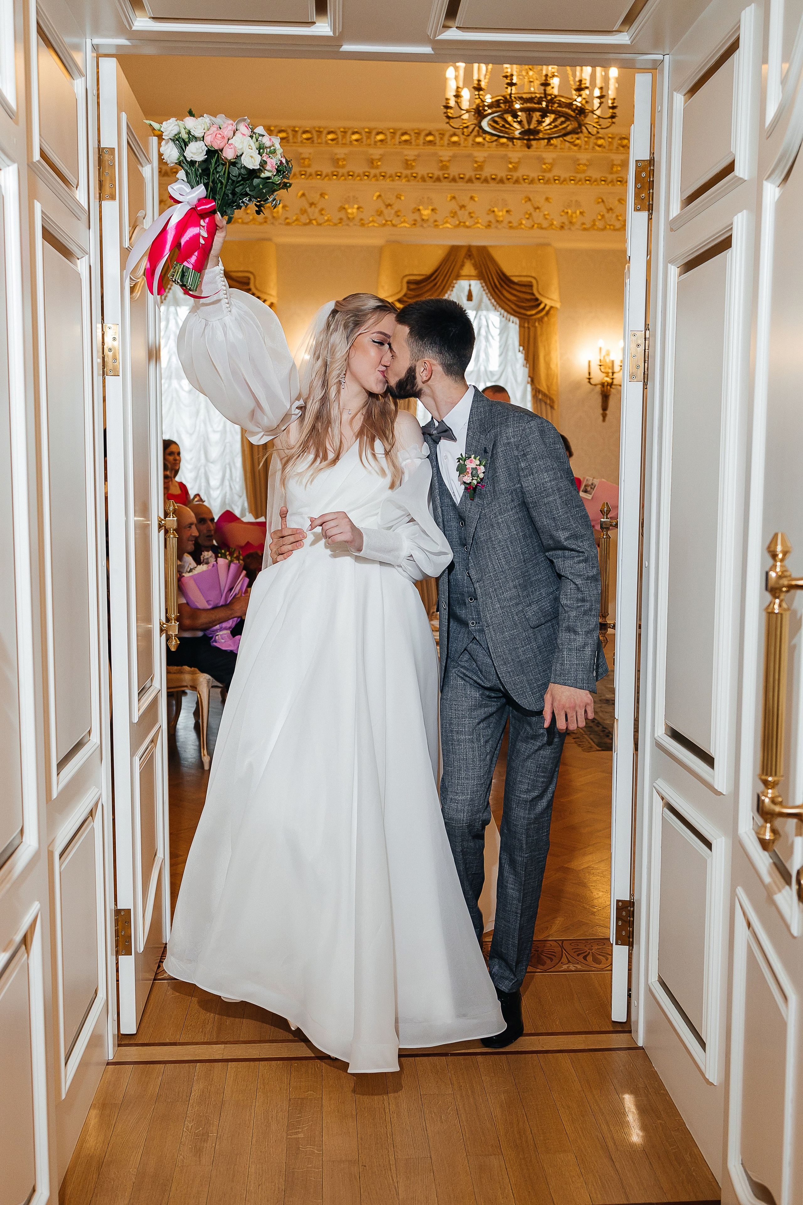 Чувственная первая встреча пары в отеле. Олег Сверчков | Свадебный фотограф Вологда