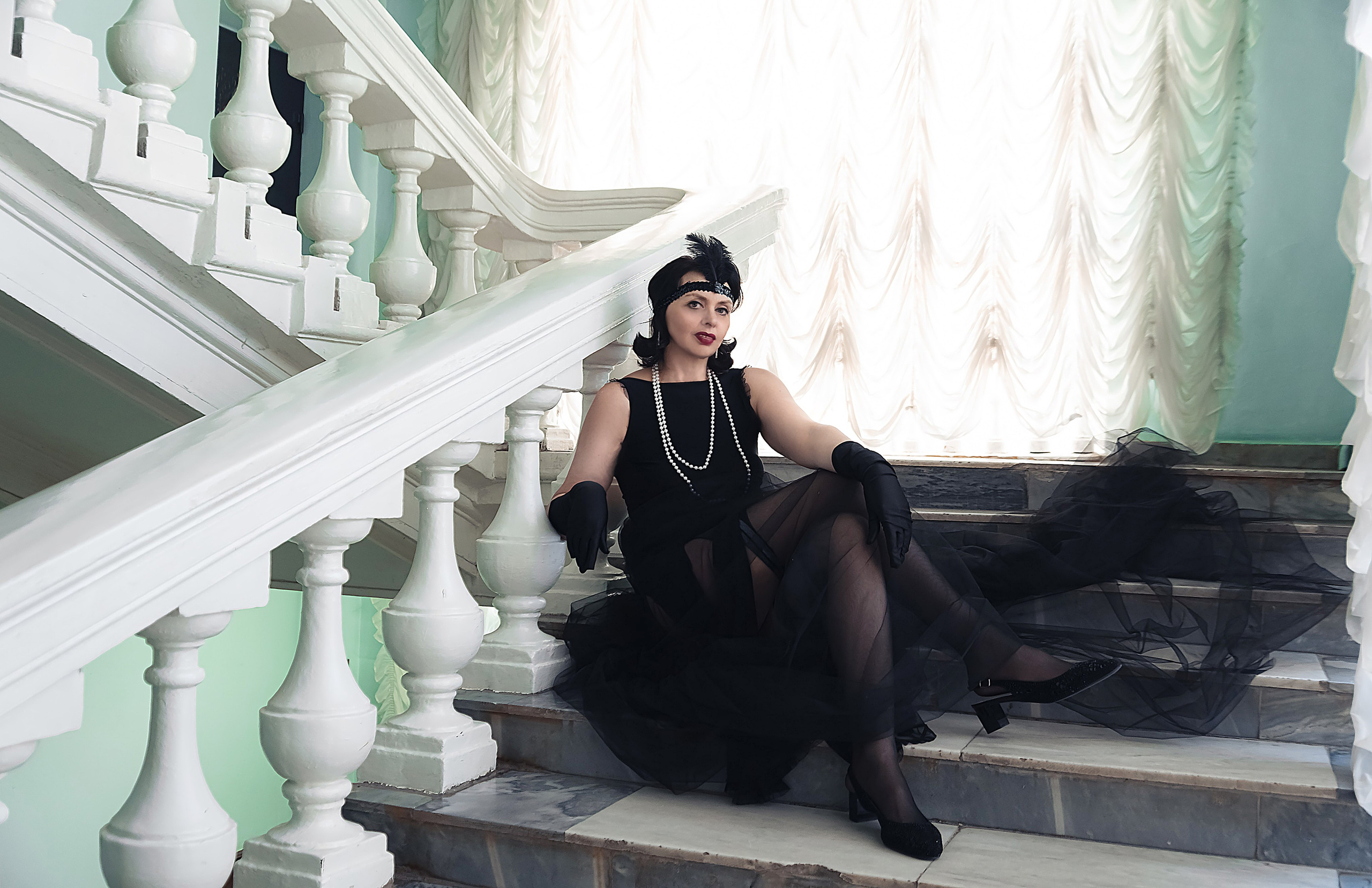 Девушка в стиле ретро, винтаж, Гэтсби на лестнице с тканью.