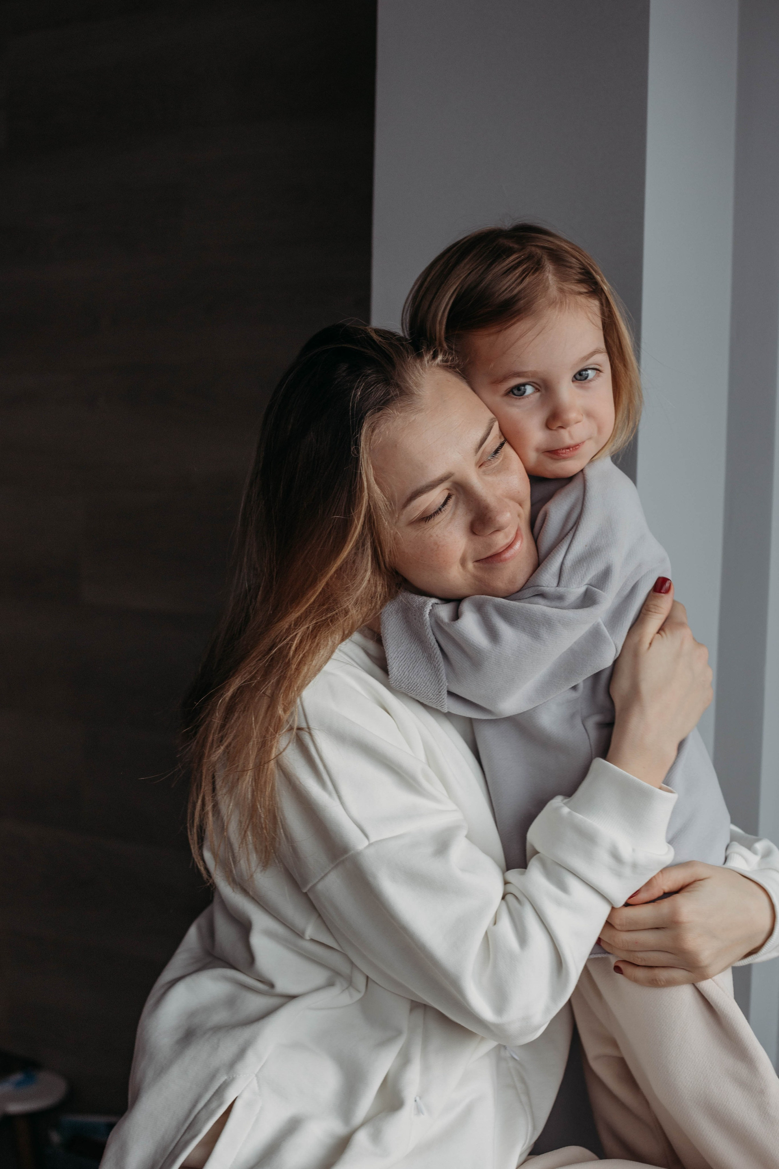 дочка обнимает маму за шею очень крепко