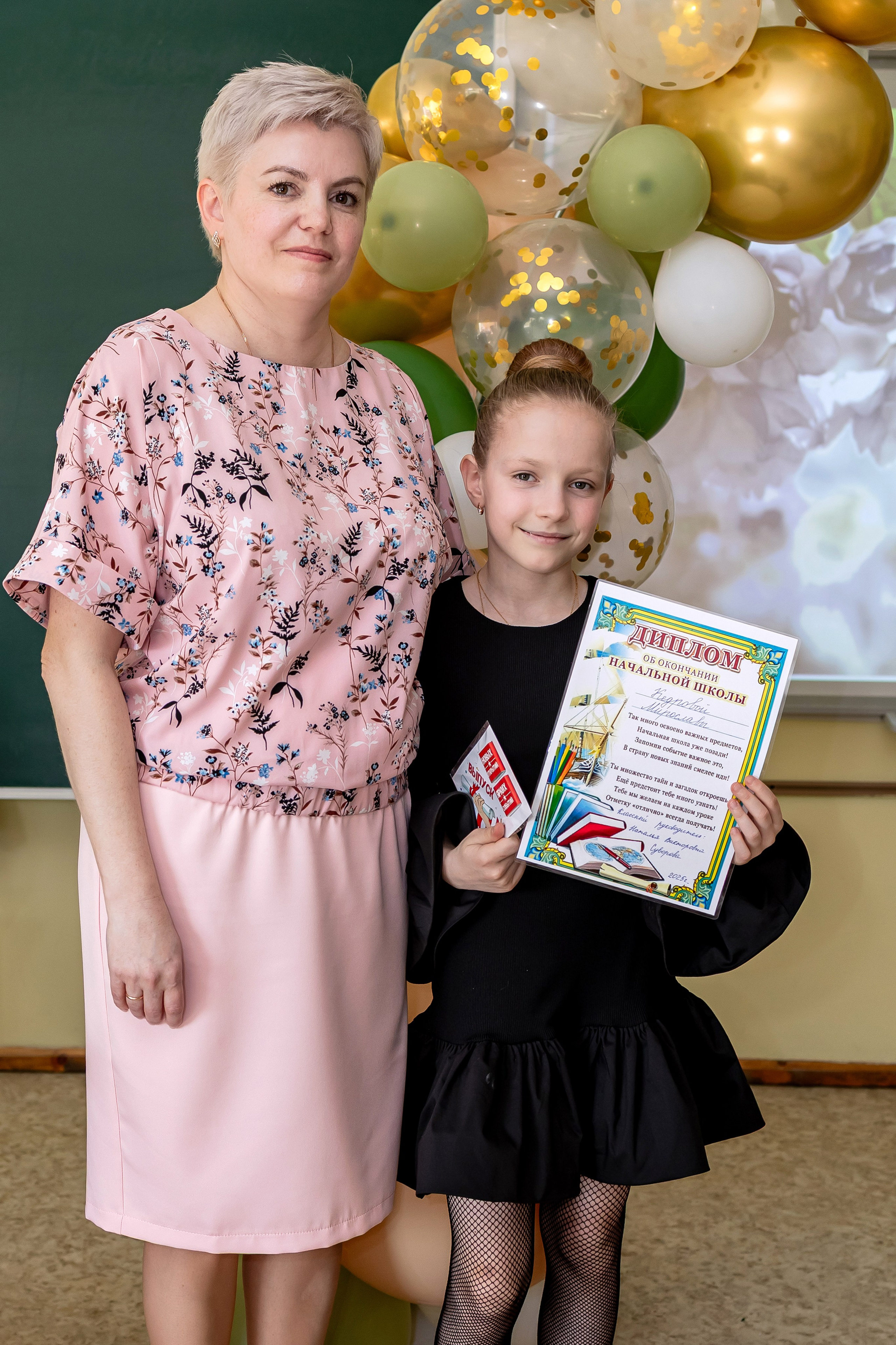 Выпускной в начальной школе в классе. Фотограф и видеограф Москва. Свадебный фотограф, видеограф. Выпускные альбомы. Оживающие альбомы
