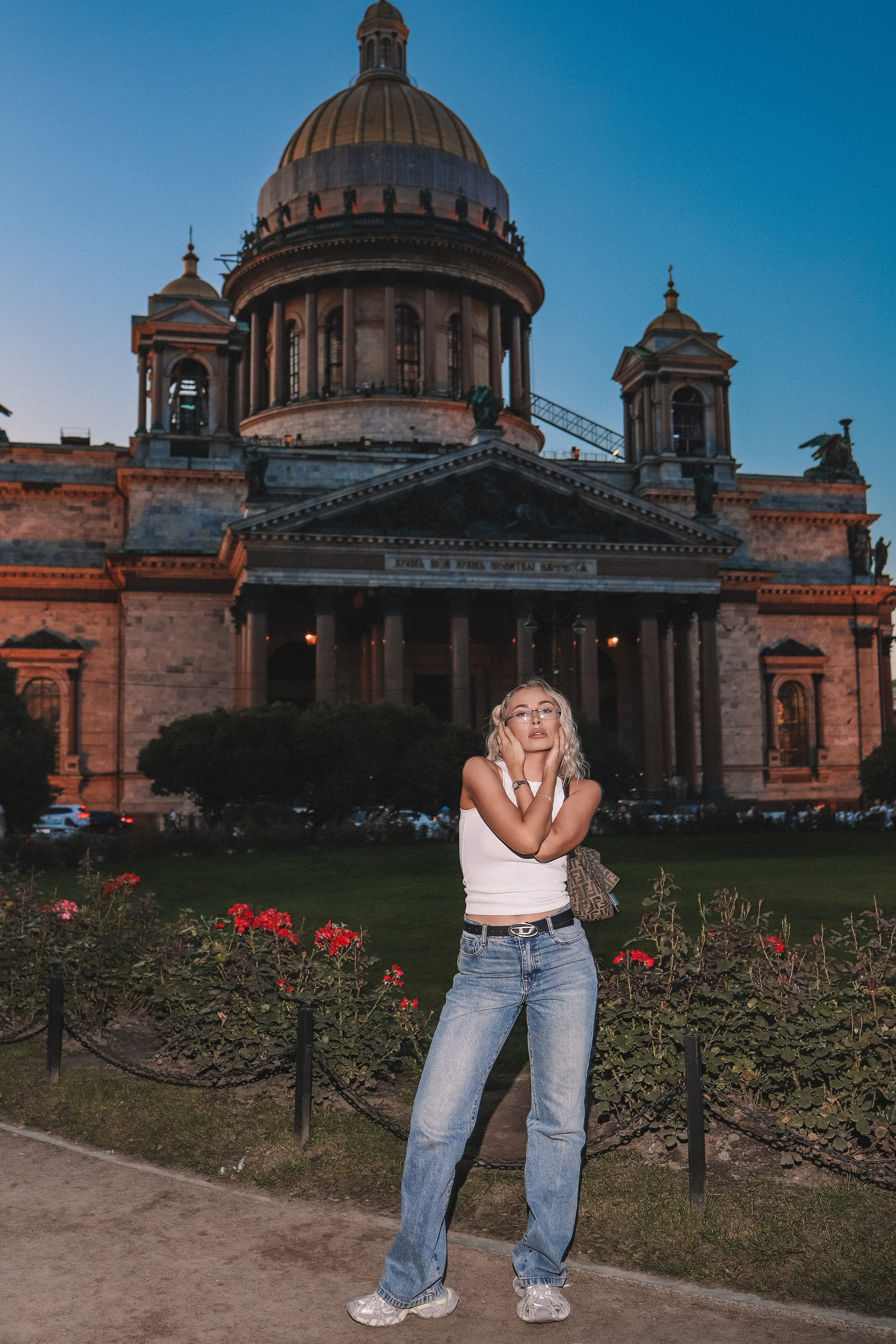 Вечерняя фотосессия девушки в центре Санкт-Петербурга