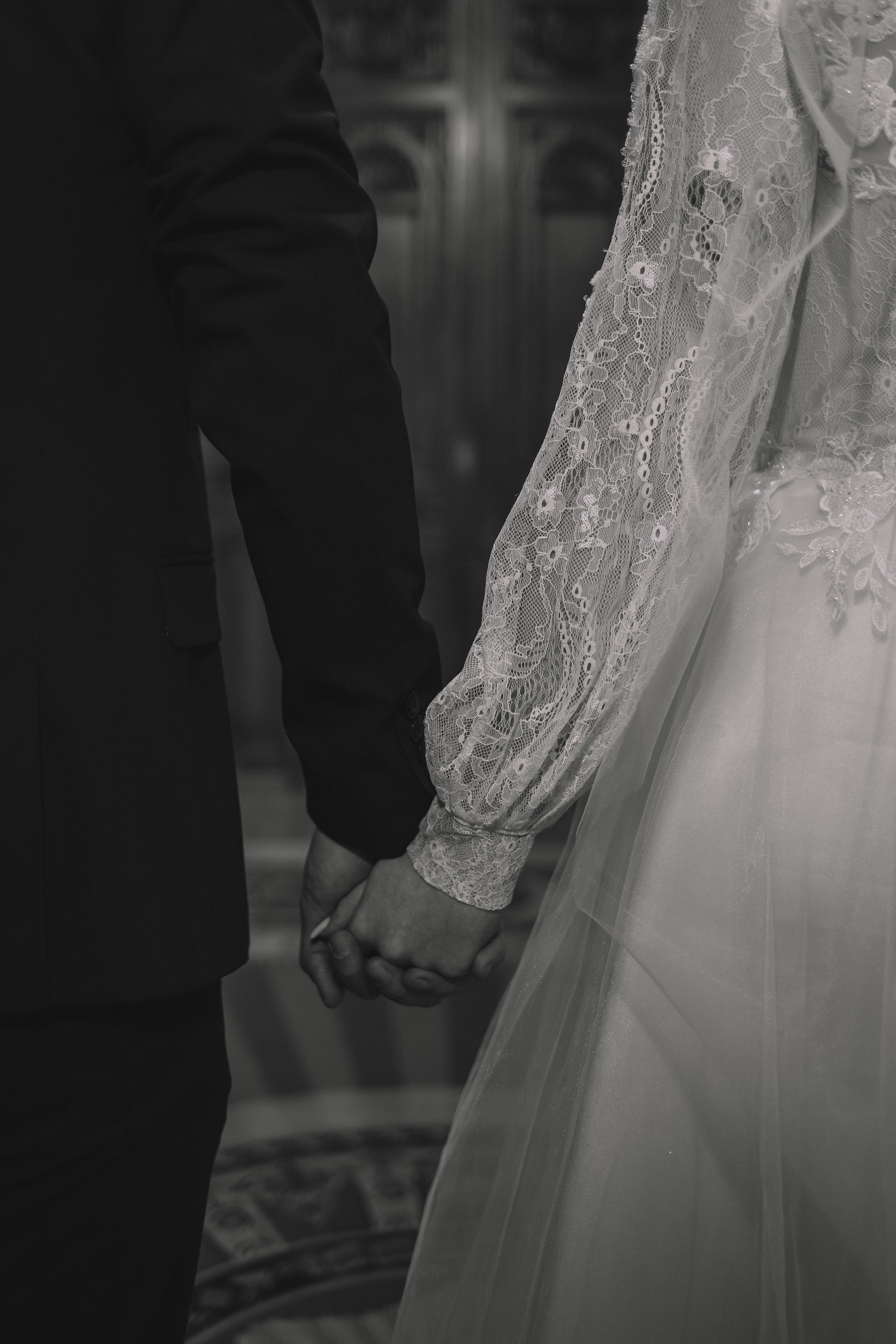 Деталь: руки молодоженов, кольца, крупный план