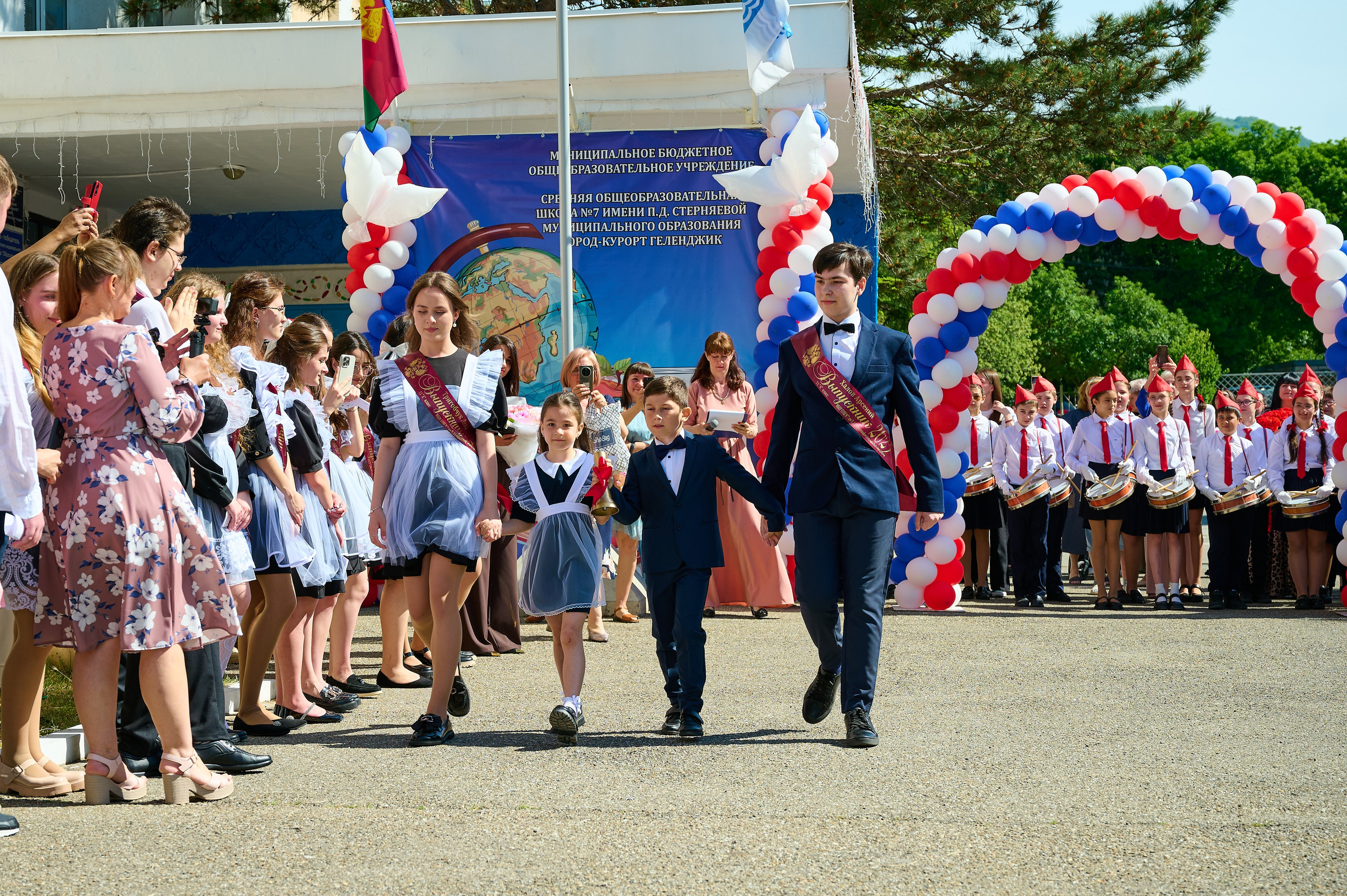 Последний звонок 2025. Жизнь курорта Кабардинка в фотографиях
