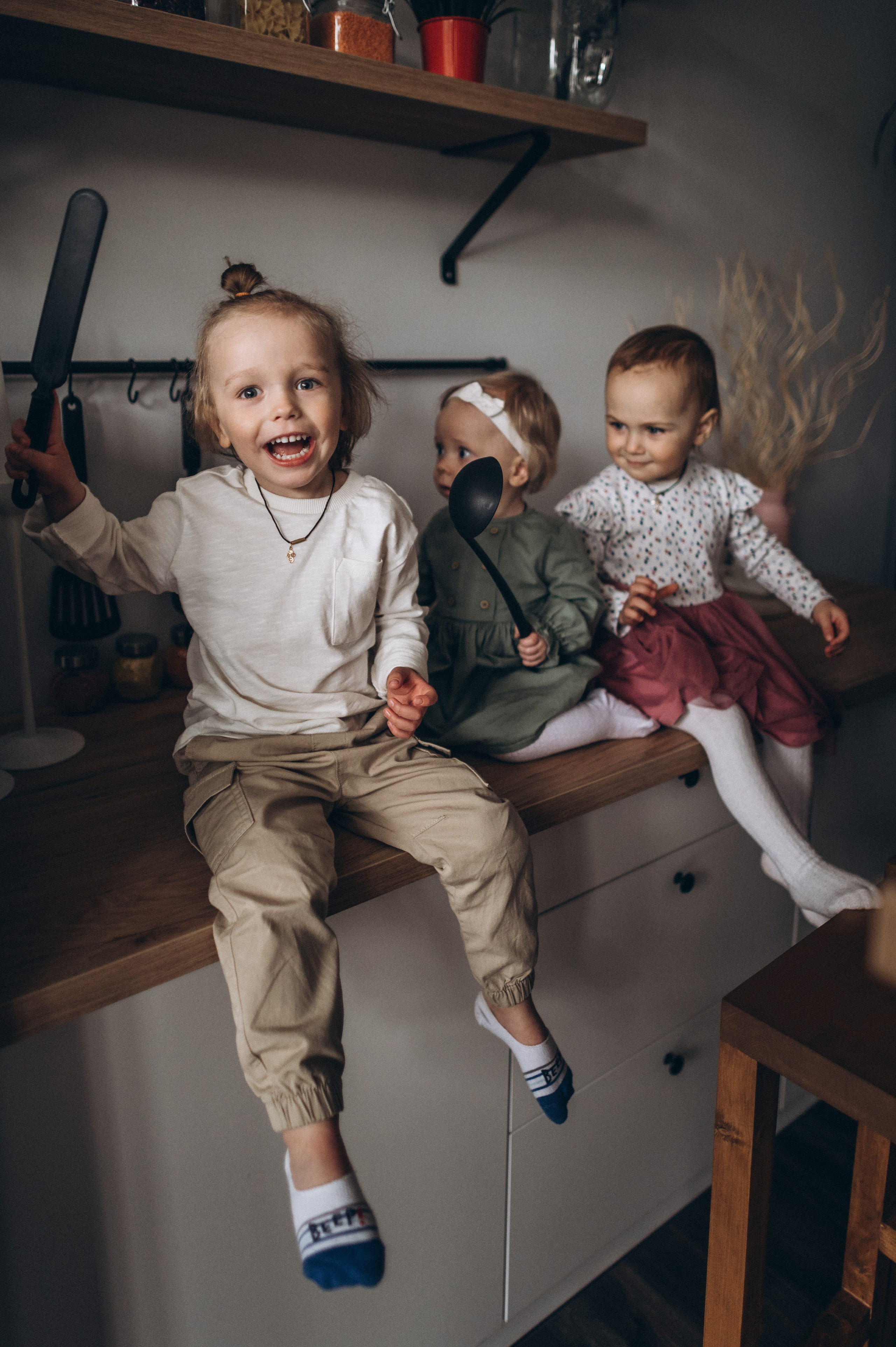 Три ребенка на кухне - фотосессия дома